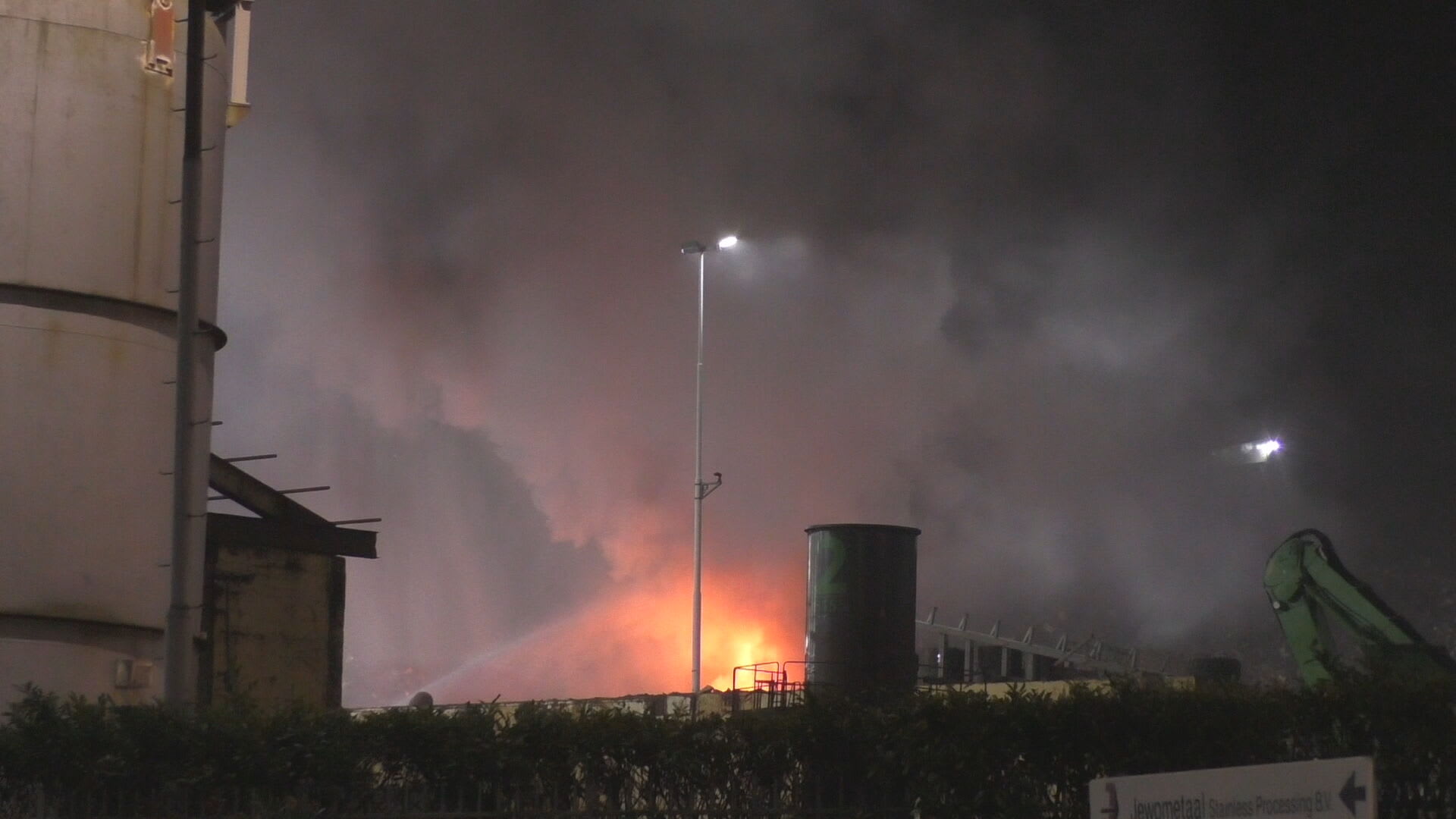 Veel rook door brand in afvalberg in Botlek, NL-Alert afgegeven