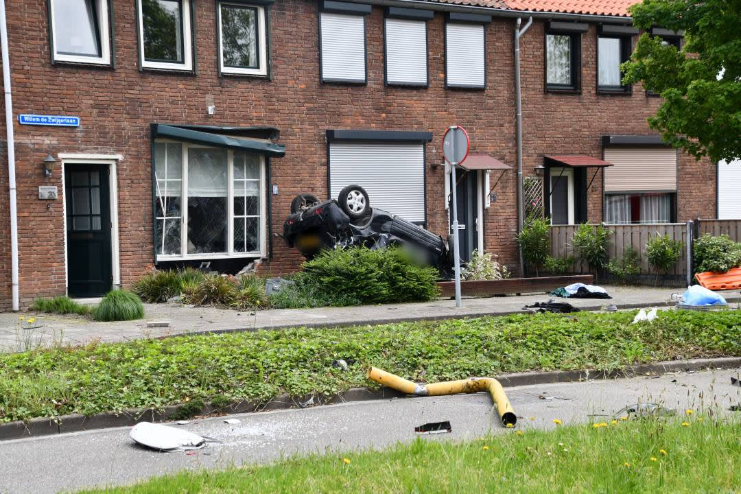 Auto slaat over de kop en vliegt door gevel van woning in Terneuzen, bestuurder zwaargewond