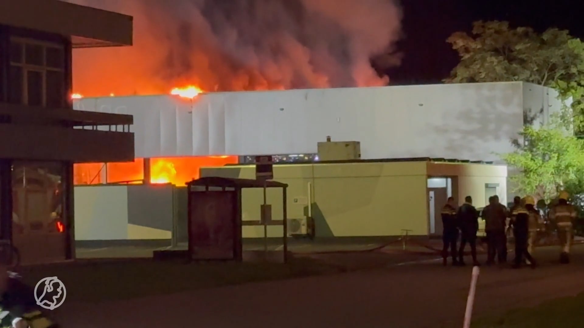 Grote brand op Arriva-terrein in Maastricht, bussen in vlammen op