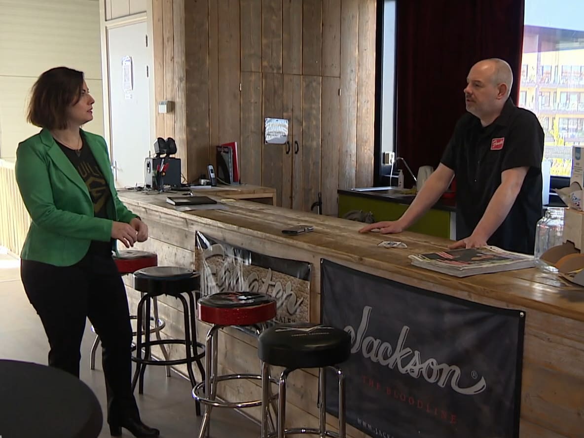 Aad en Marijke sluiten na tien jaar noodgedwongen deuren van hun gitaarwinkel