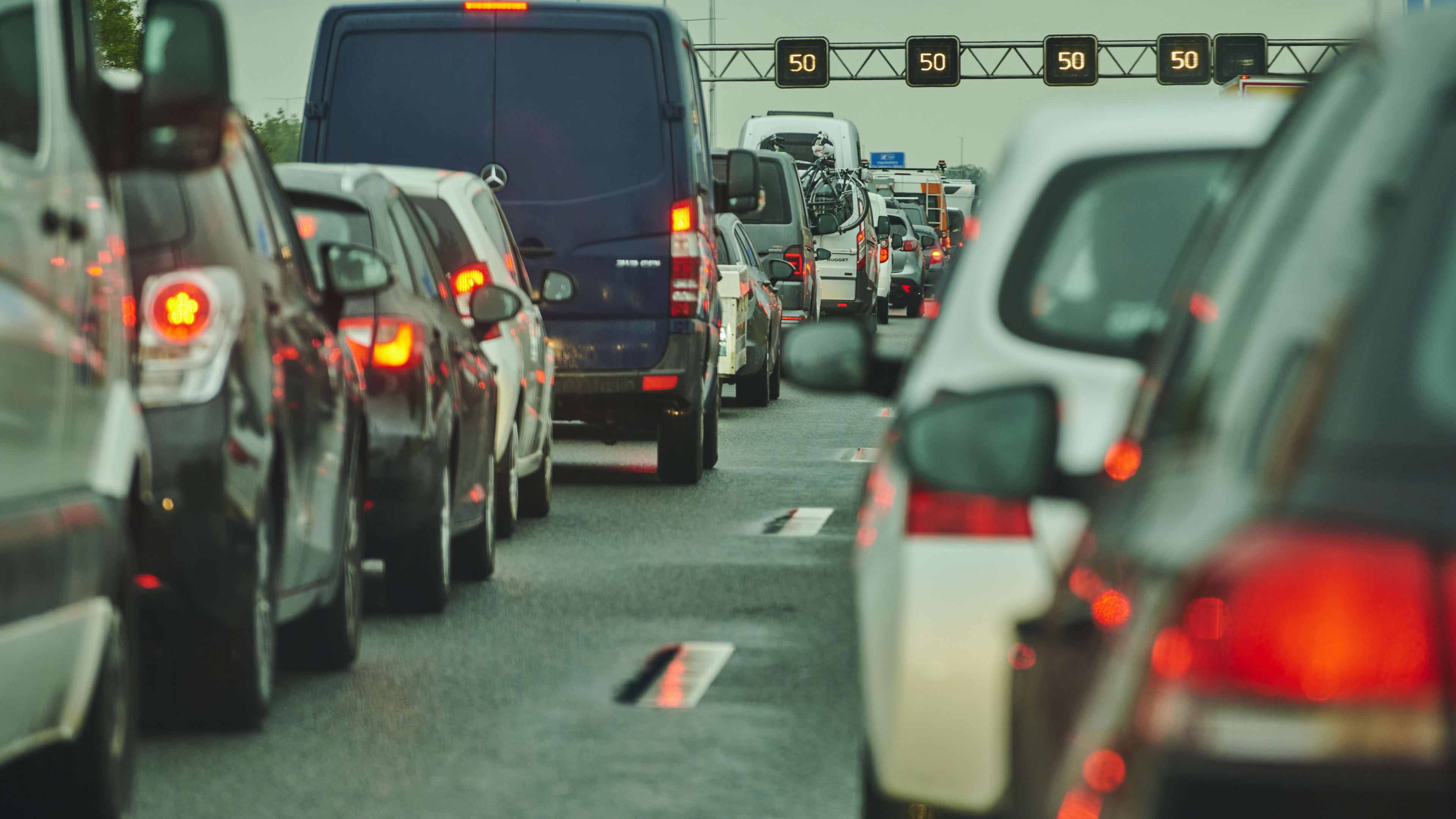 Aansluiten in de file: drukte op de weg richting wintersportgebieden