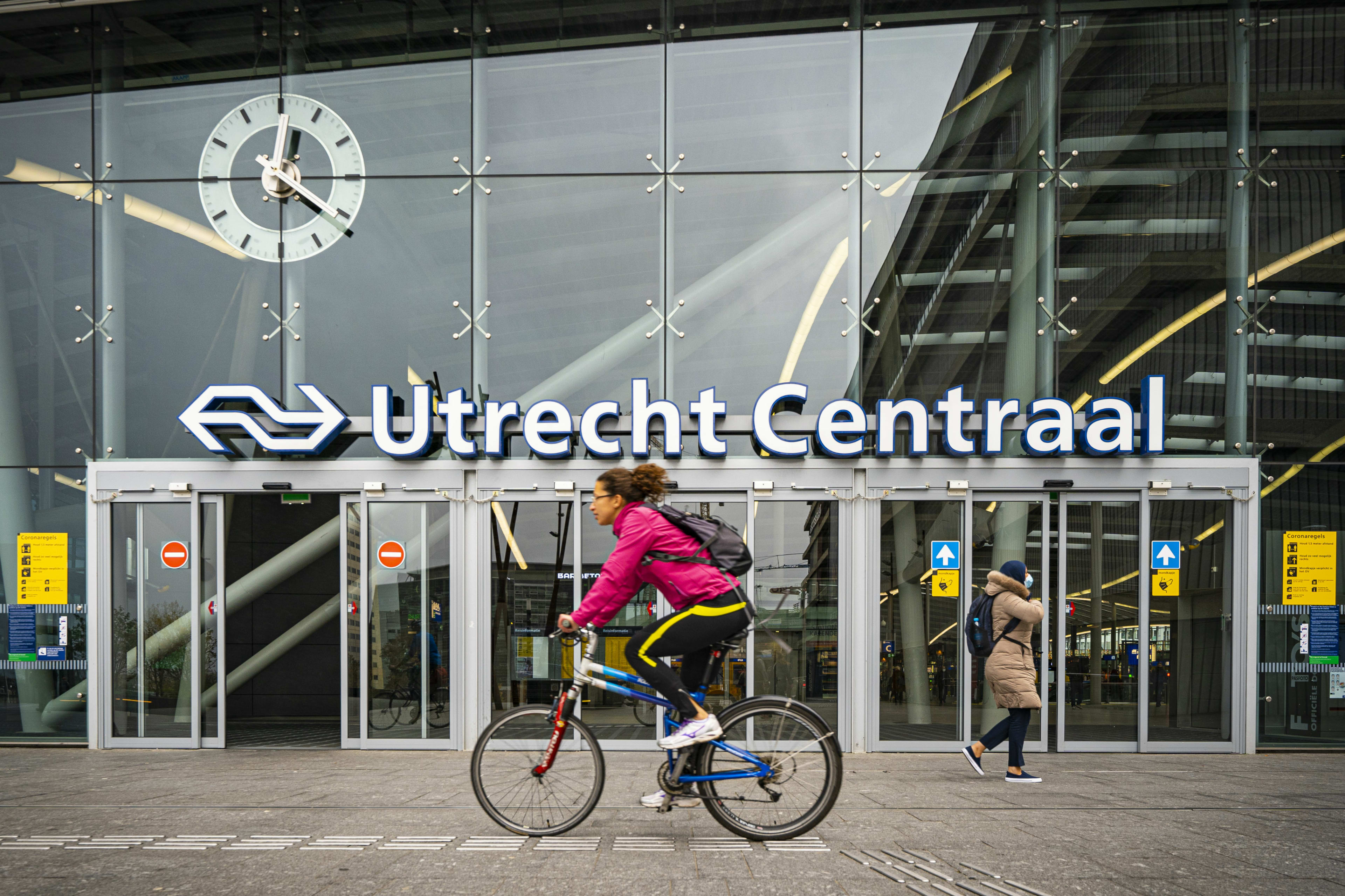 Zwaarbewapende politieagenten op Utrecht Centraal, twee mensen opgepakt