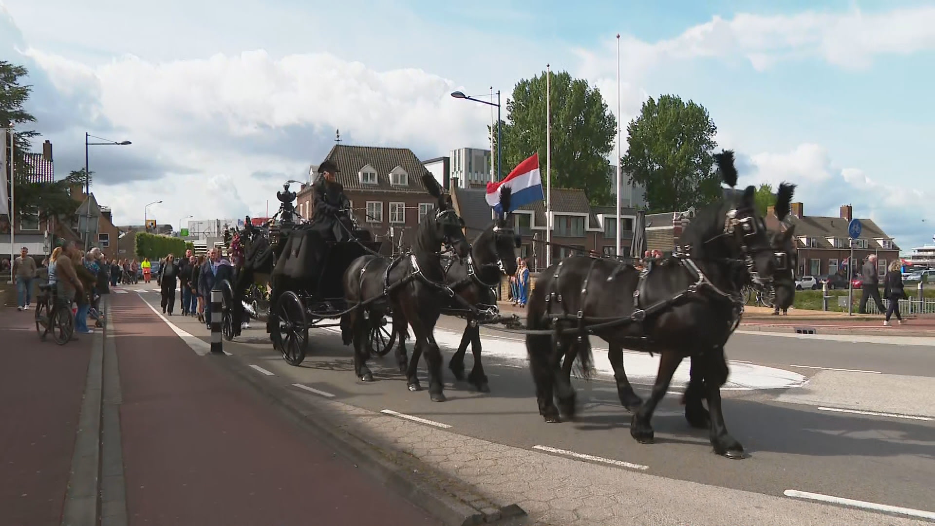 Veel mensen bewijzen slachtoffer drama zorgboerderij Alblasserdam laatste eer