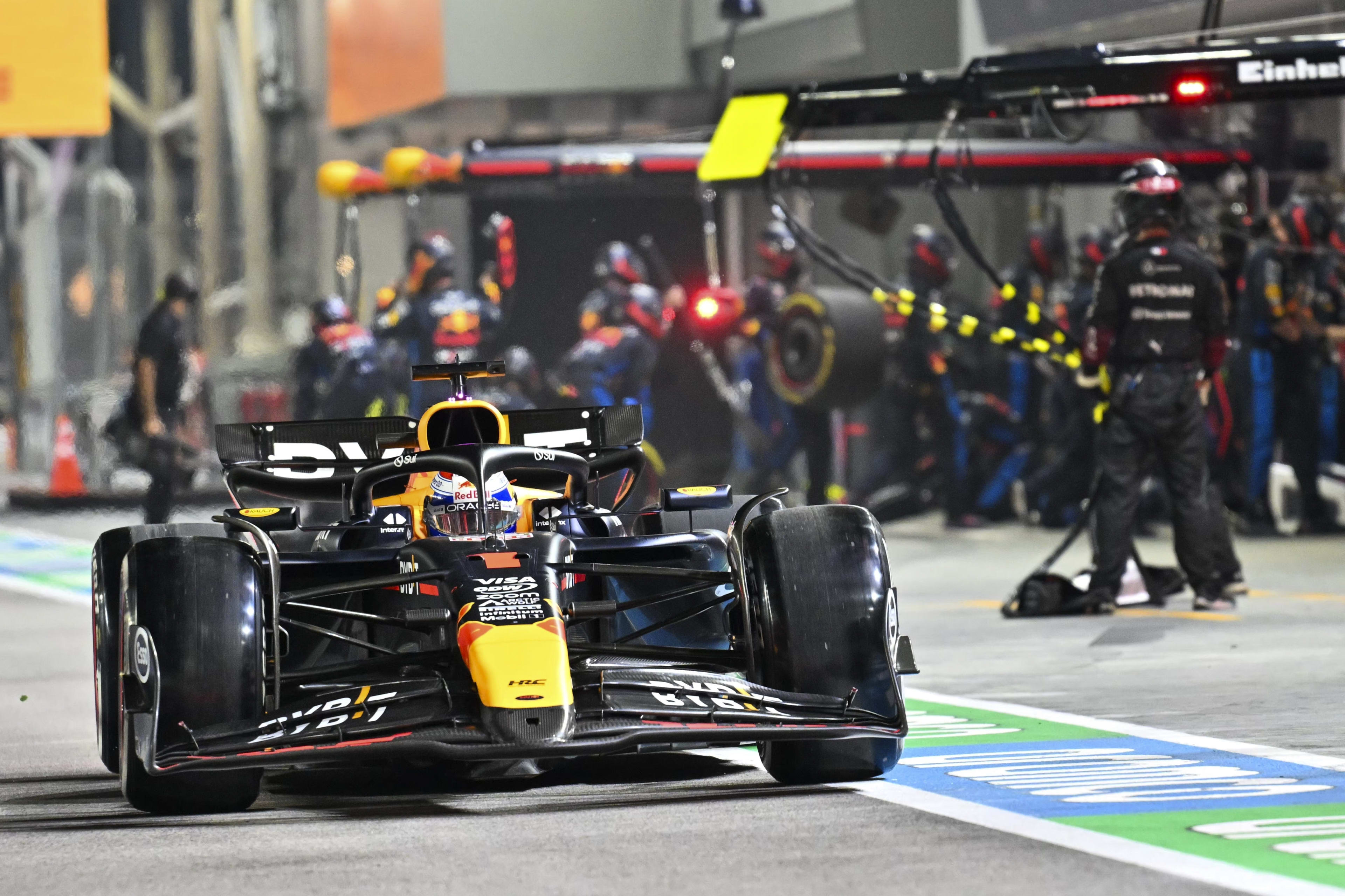 Norris wint overtuigend Grote Prijs van Singapore voor Verstappen