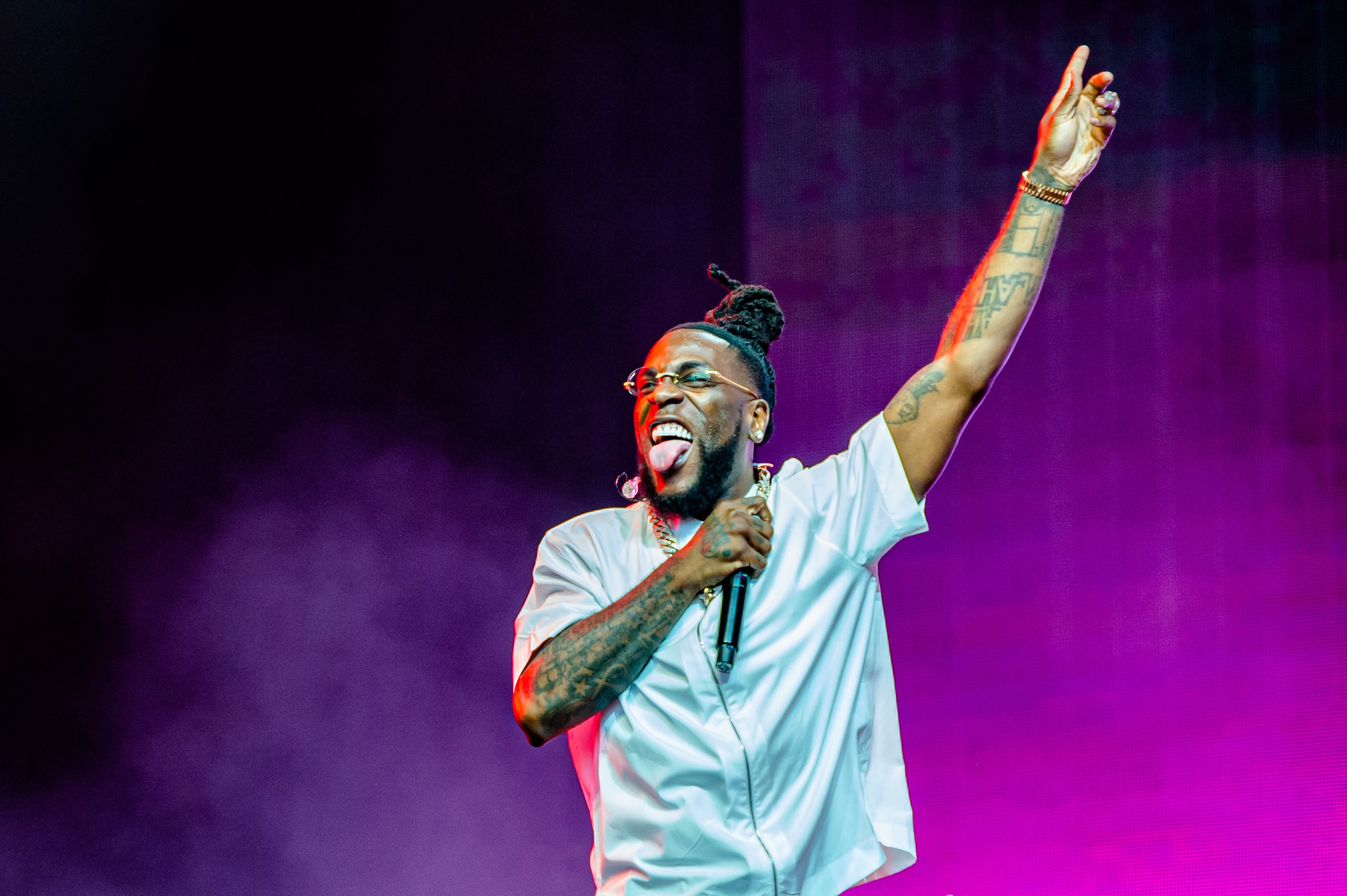 Duizenden fans wachten twee uur lang tevergeefs op Burna Boy in Gelredome