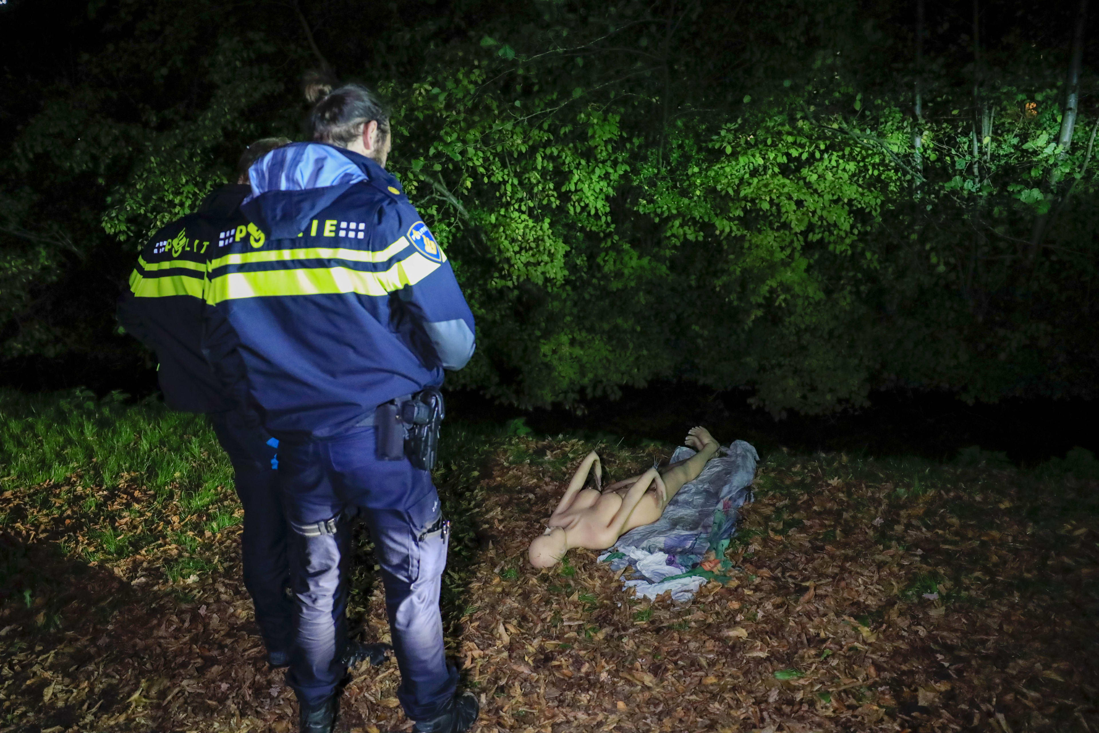 Hulpdiensten rukken uit voor lijk in water, maar lichaam blijkt sekspop