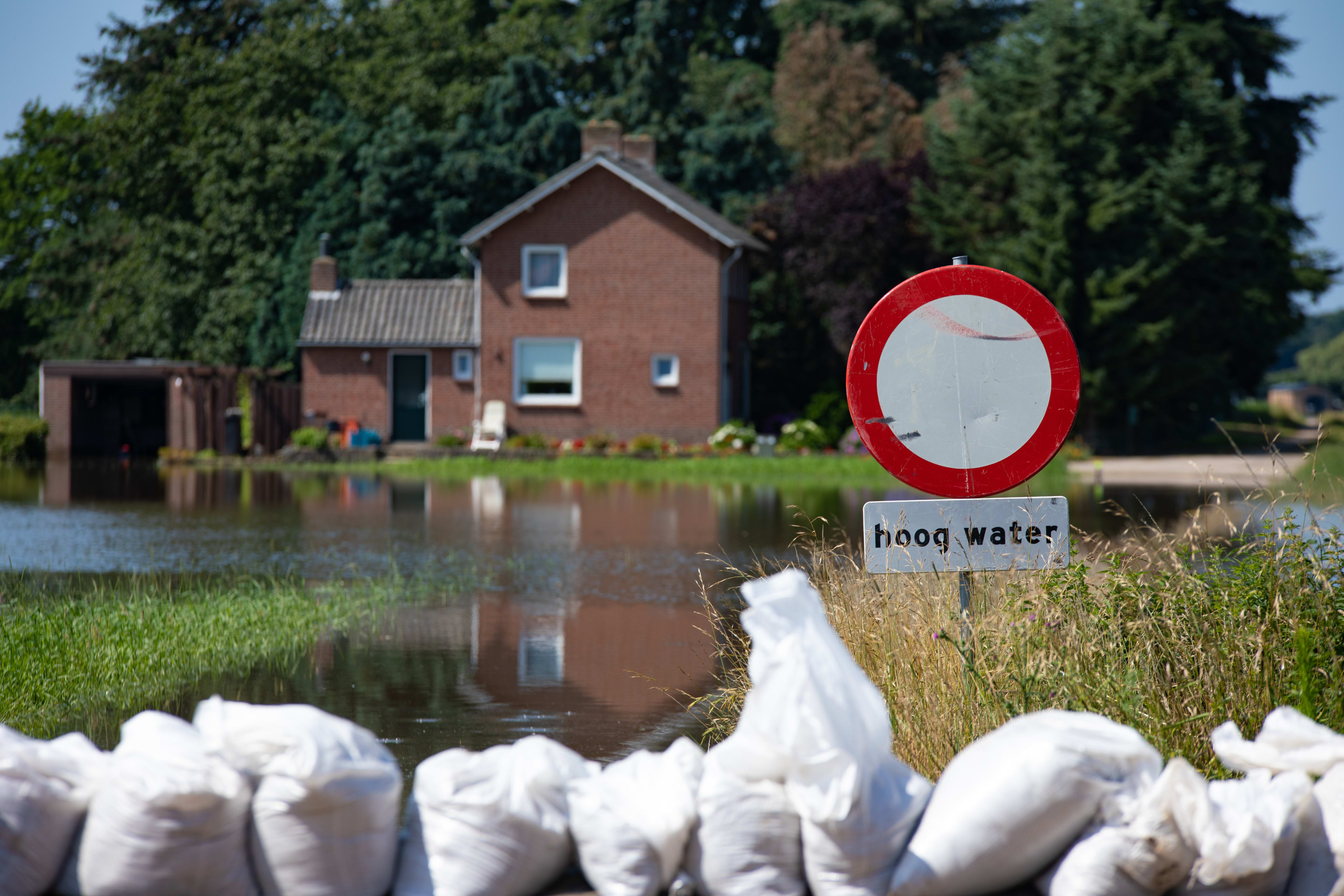 Wat te doen bij wateroverlast: 'Stop een theedoek in je afvoer'