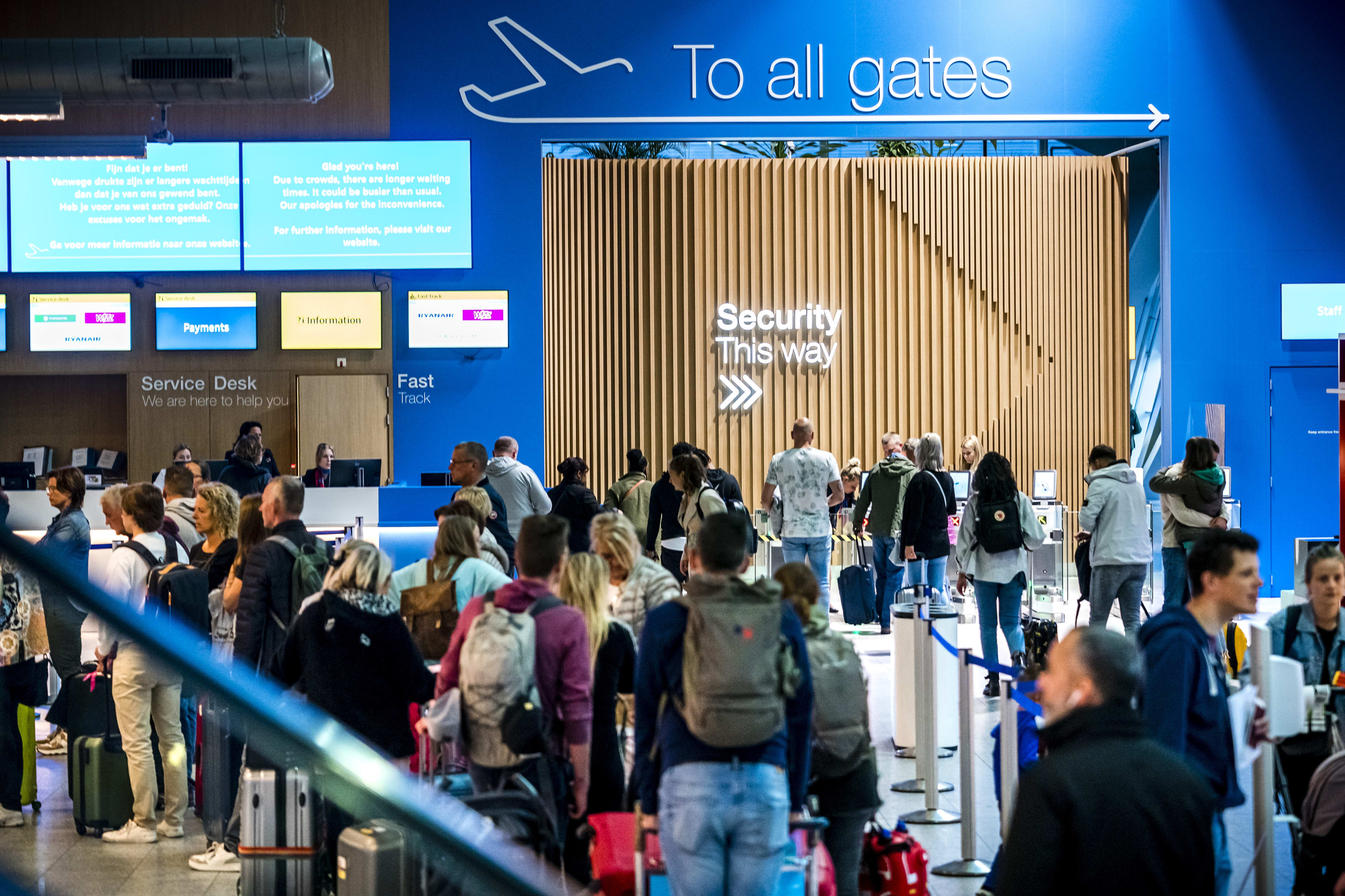 Eindhoven Airport nu ook de klos: lange rijen voor de vertrekhal