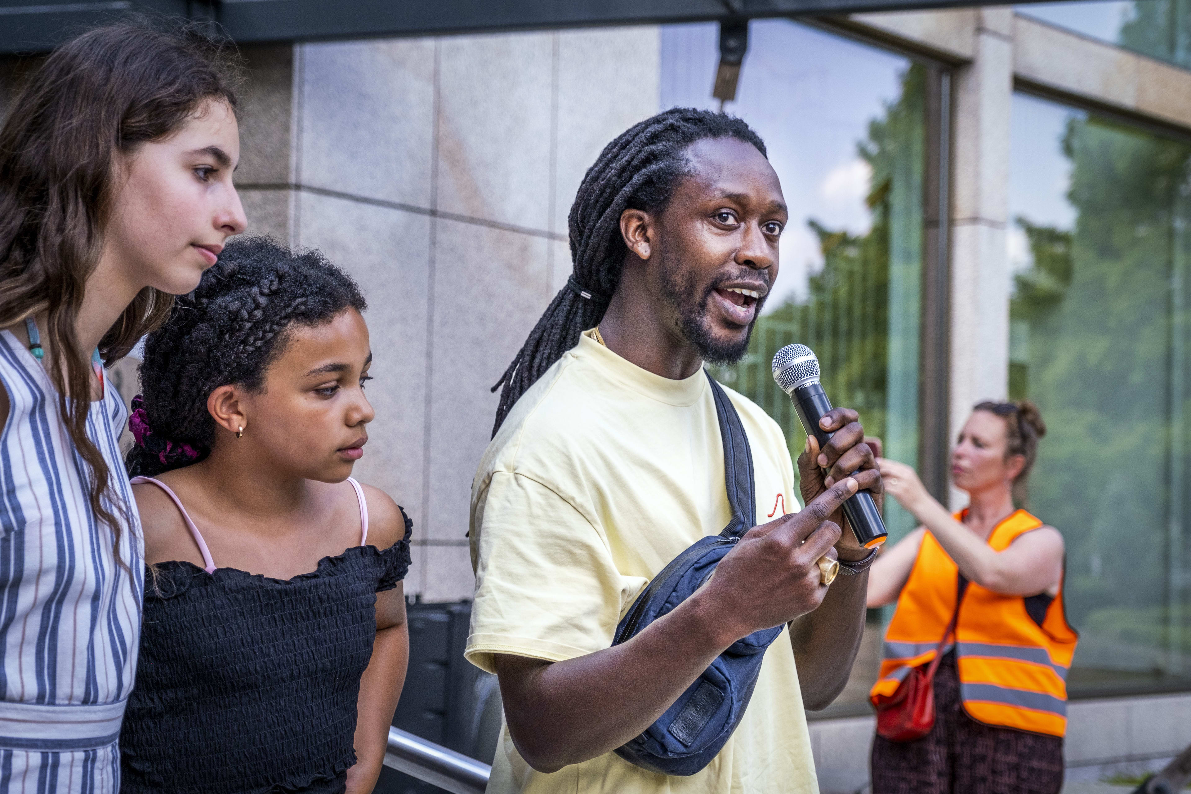 Akwasi wil grachtenpand in Amsterdam claimen: 'gebouwd over de ruggen van slaven'