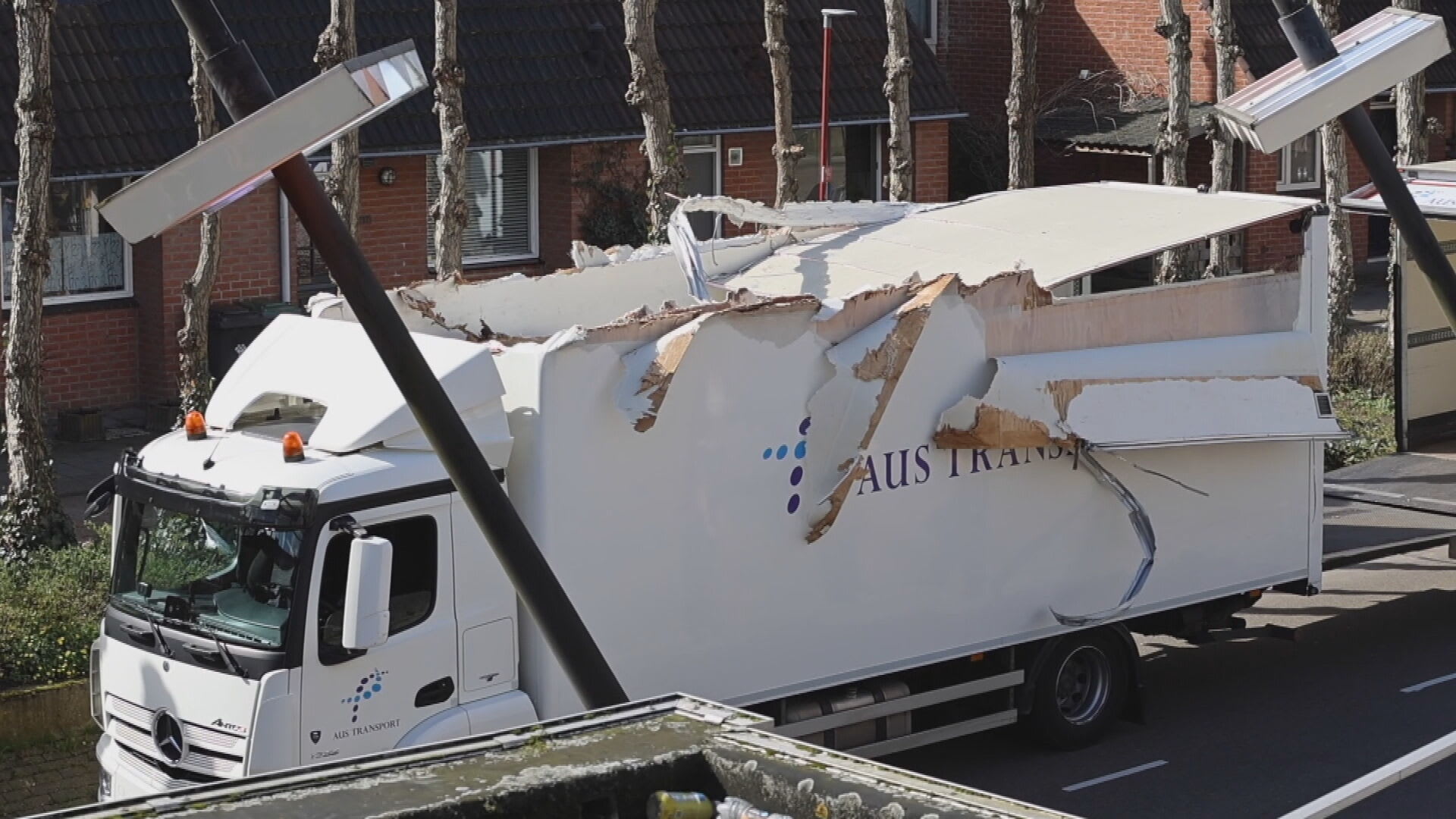 Vrachtwagen rijdt zich klem onder viaduct in Zoetermeer