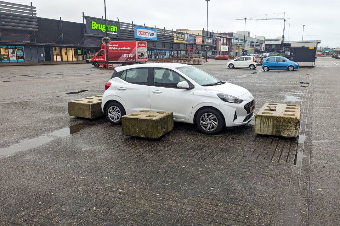 Auto van langparkeerder klemgezet met betonblokken in Leeuwarden