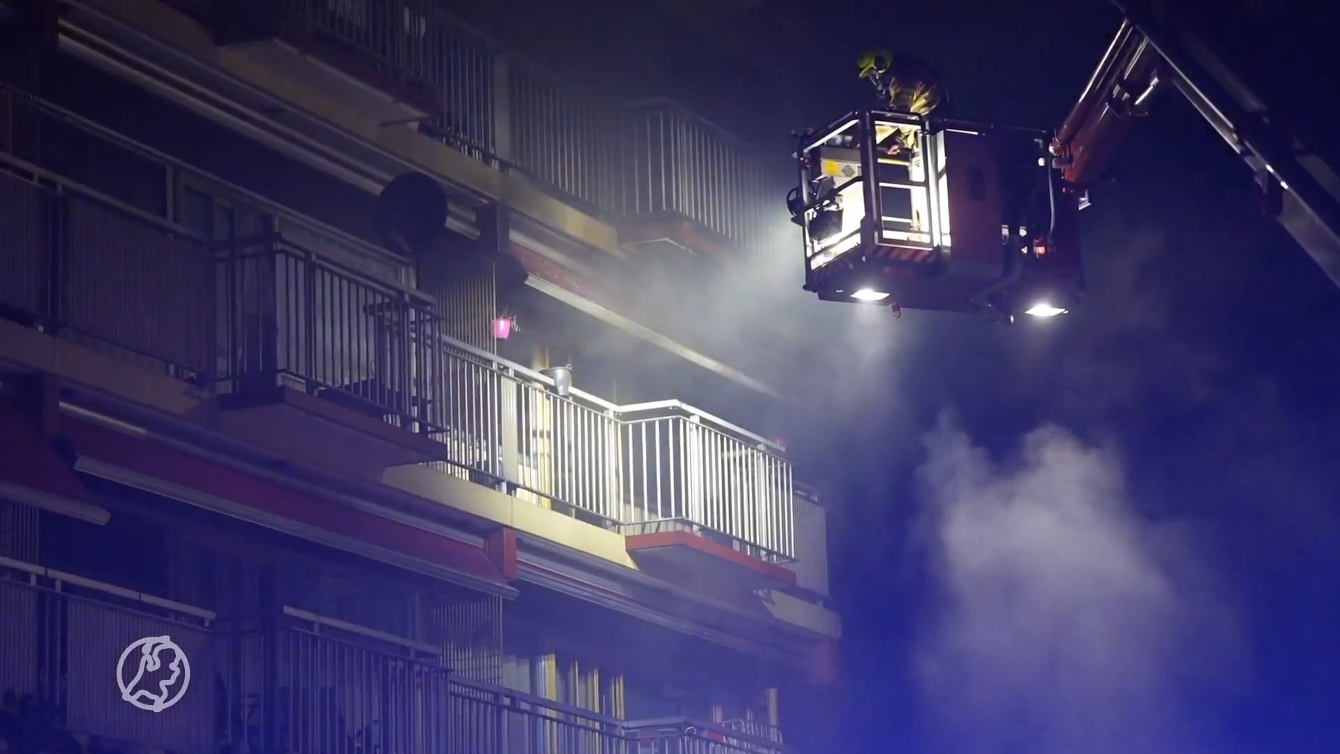 Tientallen mensen geëvacueerd bij grote brand in flatgebouw in Arnhem