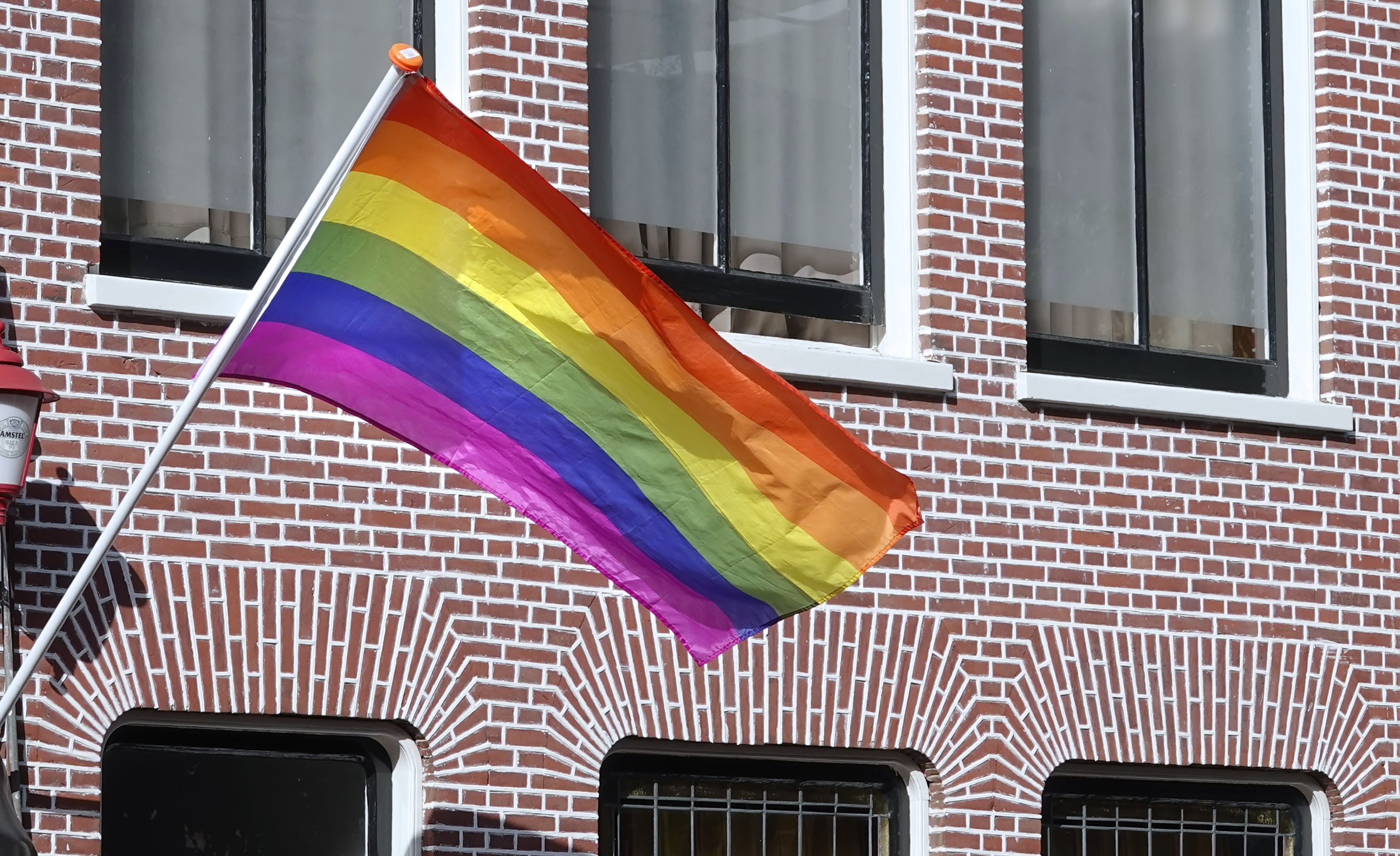  Lesbisch stel belaagd: regenboogvlag vernield en steen door ruit gegooid