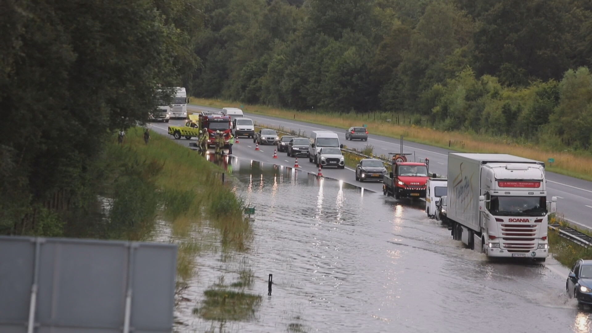 Snelweg A1 onderwater door hevige regenval