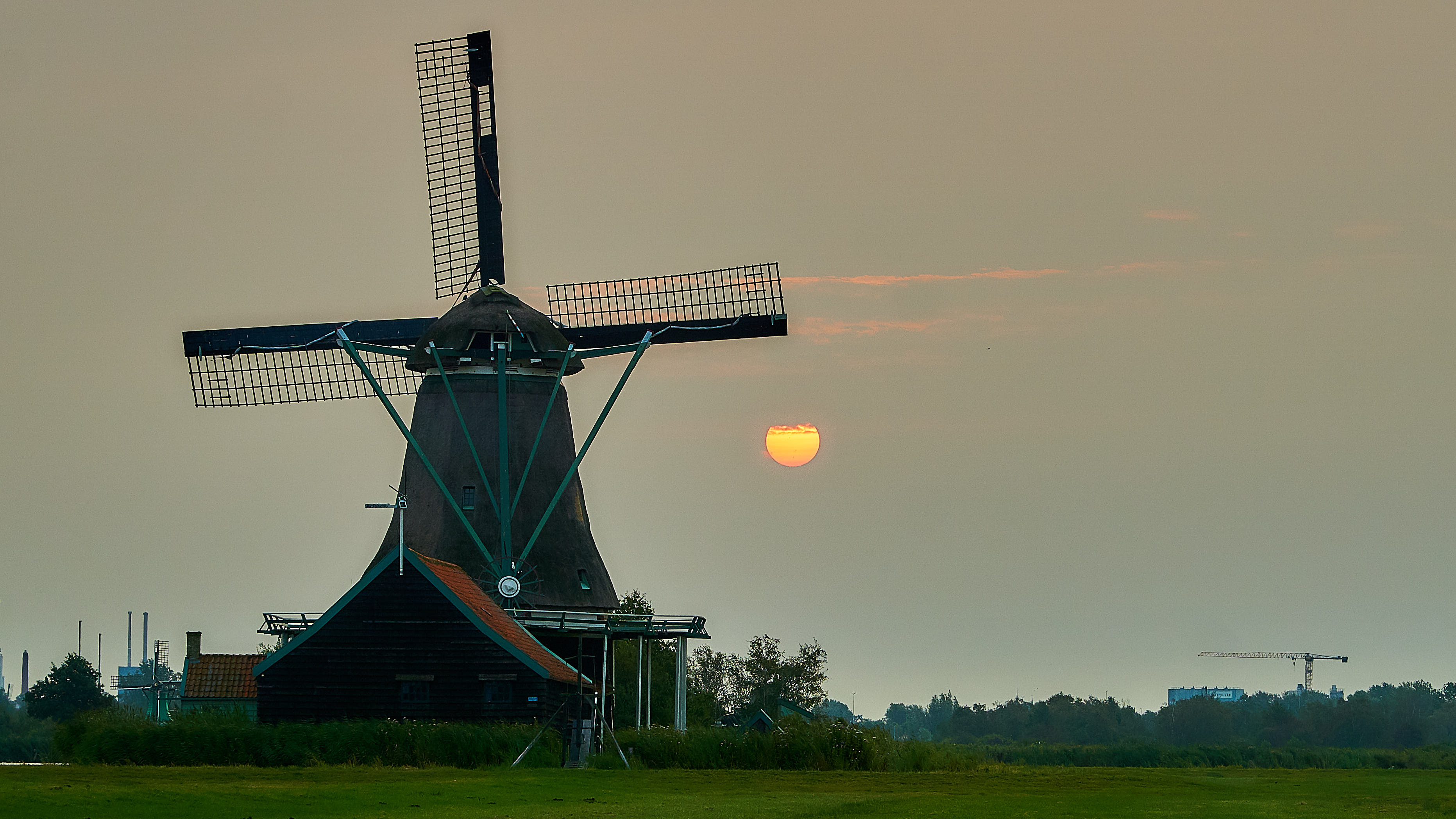 Frisse buien 'wassen' Nederlandse lucht schoon na Canadese bosbranden