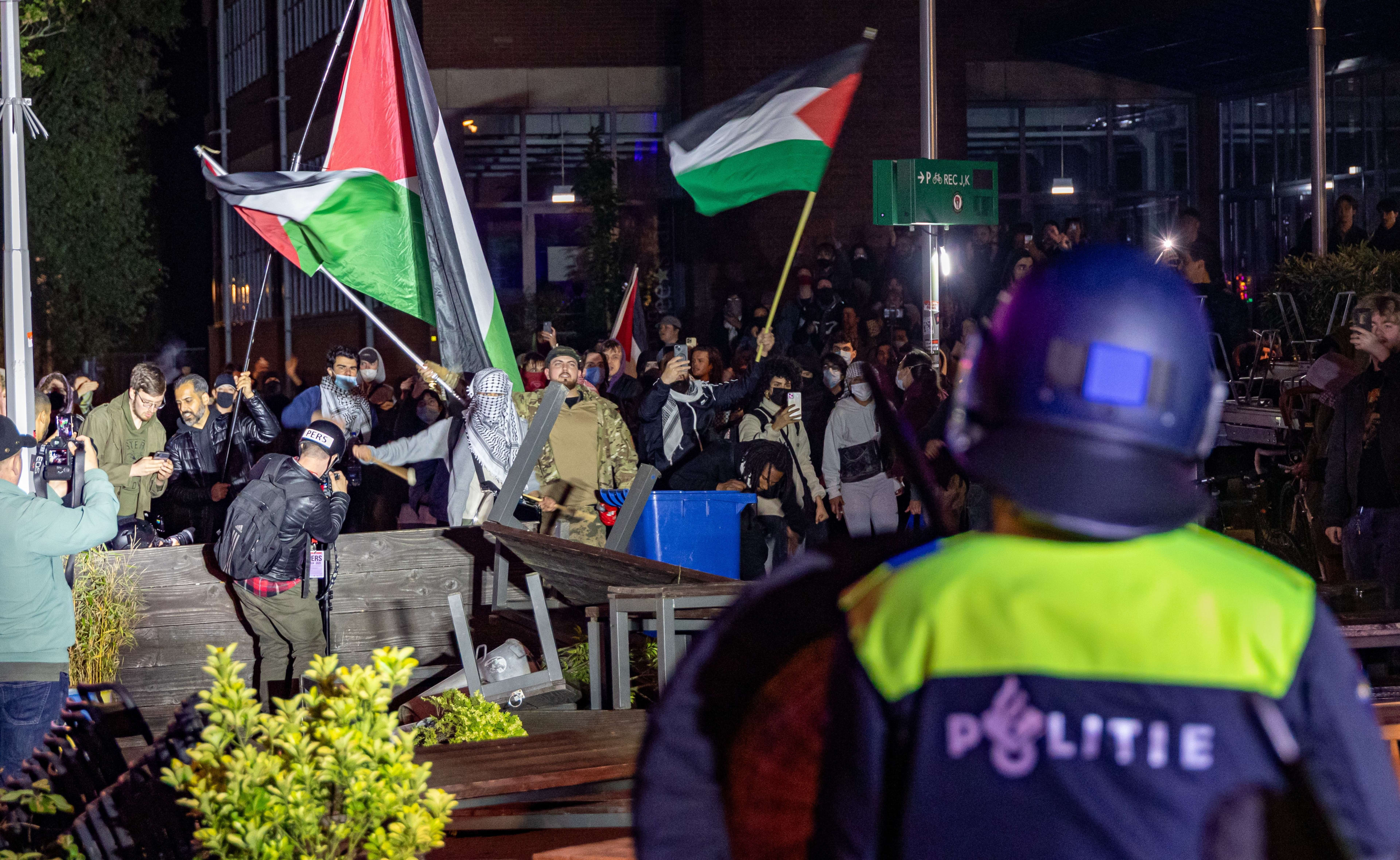 Politierechter buigt zich over aangehouden UvA-demonstranten: celstraf en vrijspraak  