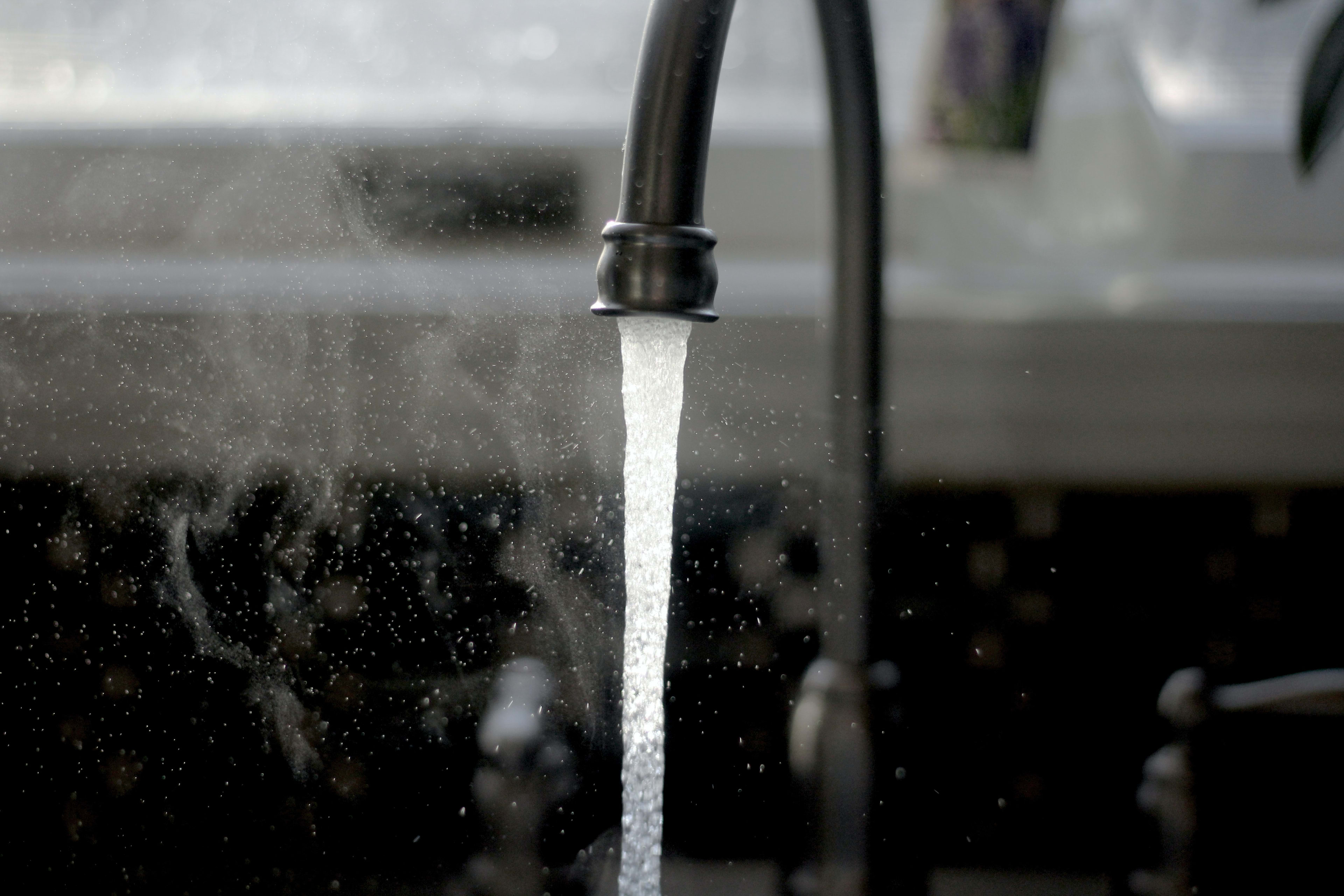 GGD waarschuwt vakantiegangers: spring niet meteen onder de douche bij thuiskomst