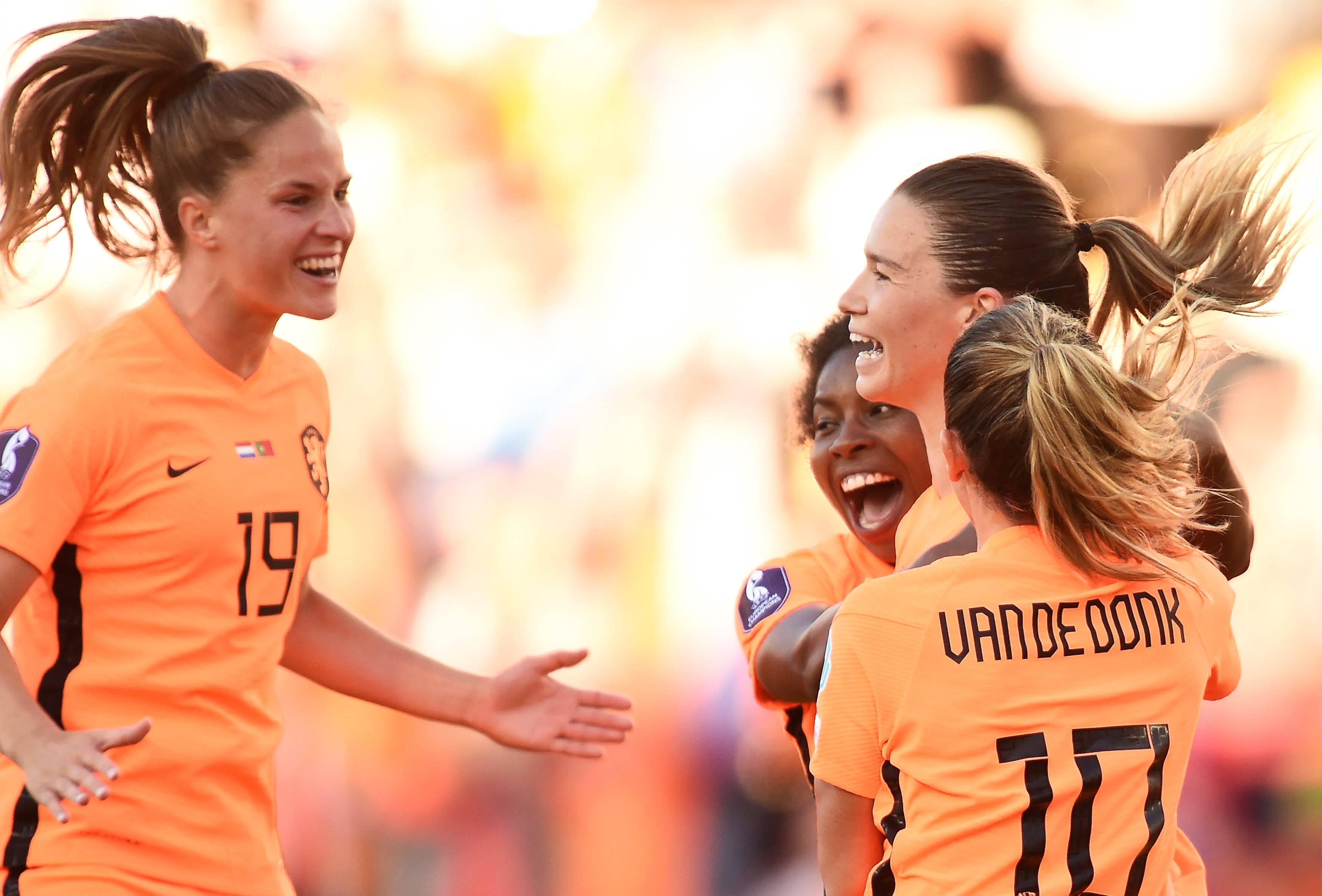 Oranje Leeuwinnen na zege in spannende wedstrijd op rand van kwartfinale EK