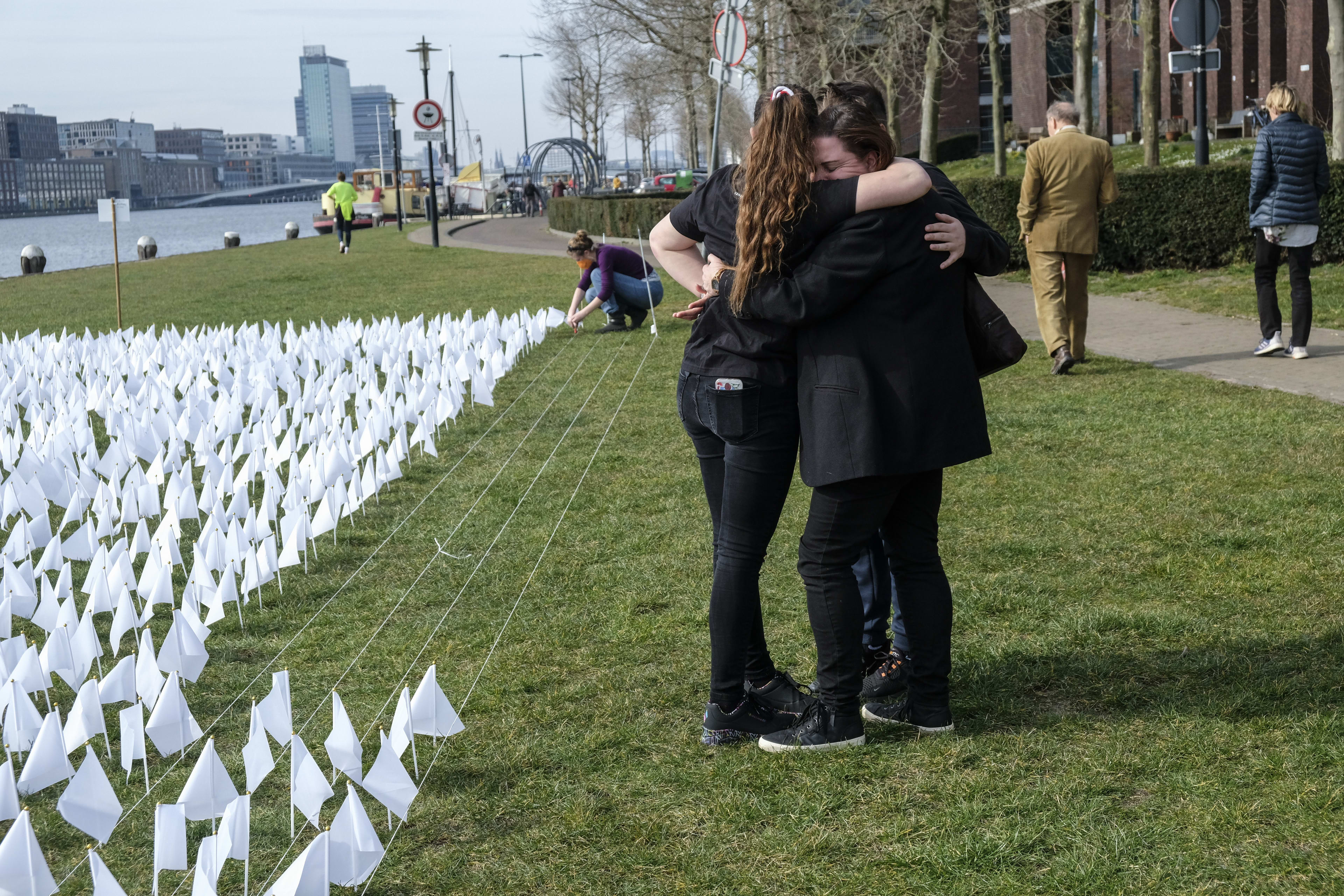 Tienduizenden witte vlaggen wapperen voor coronaslachtoffers