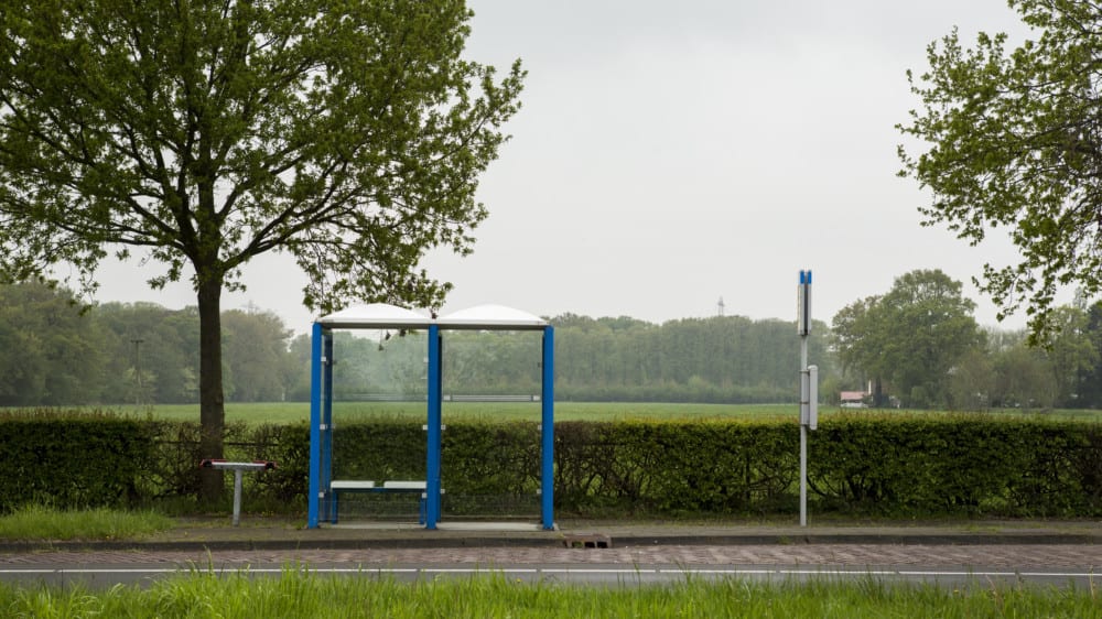 Bewoners kleine plaatsen raken geïsoleerd door verdwijnen buslijnen, Anouck komt in actie