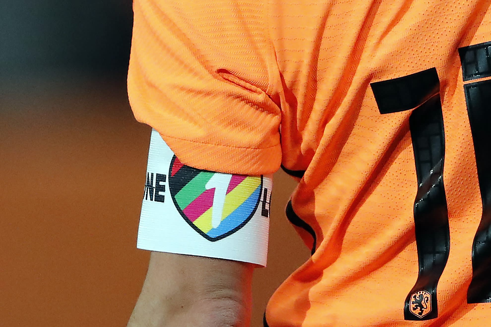 KNVB meldt per ongeluk stappen tegen verbod OneLove-band, maar trekt bericht in