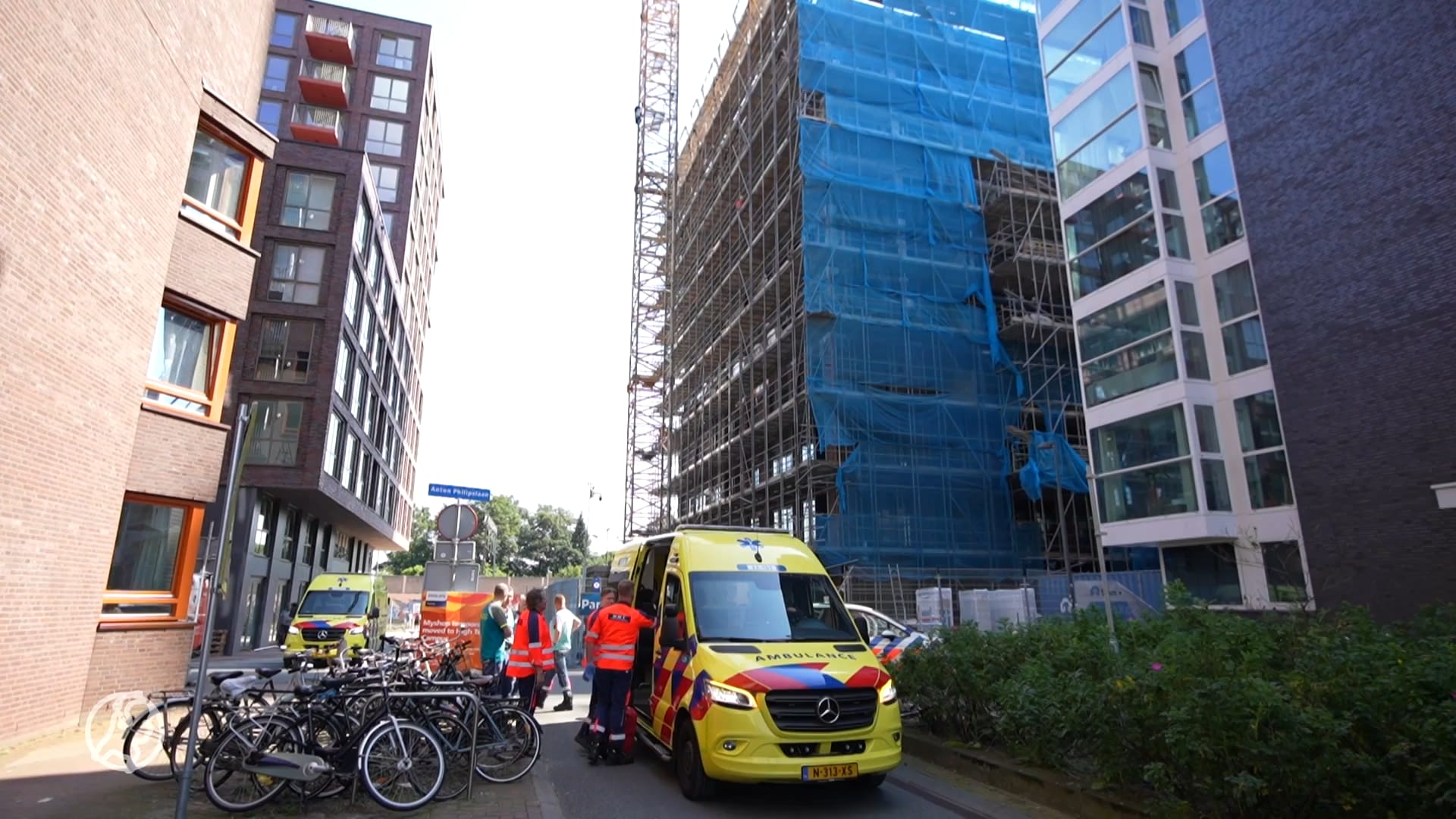 Stalen buis valt van grote hoogte op bouwvakker