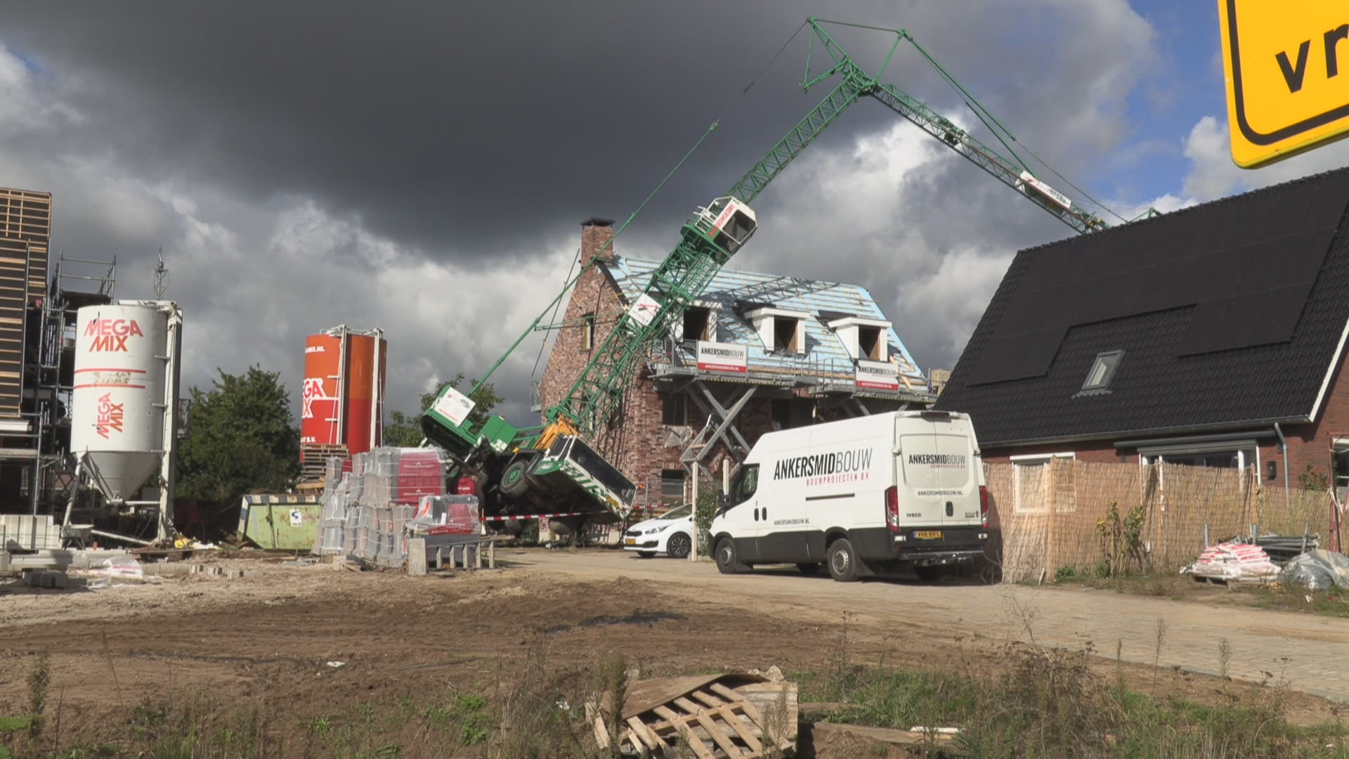 Nieuwbouwwoningen fors beschadigd na omvallen hijskraan in Doetinchem 