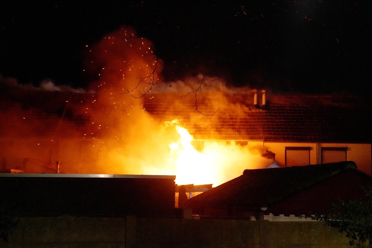 Hond dood en bewoner naar ziekenhuis na woningbrand Weert