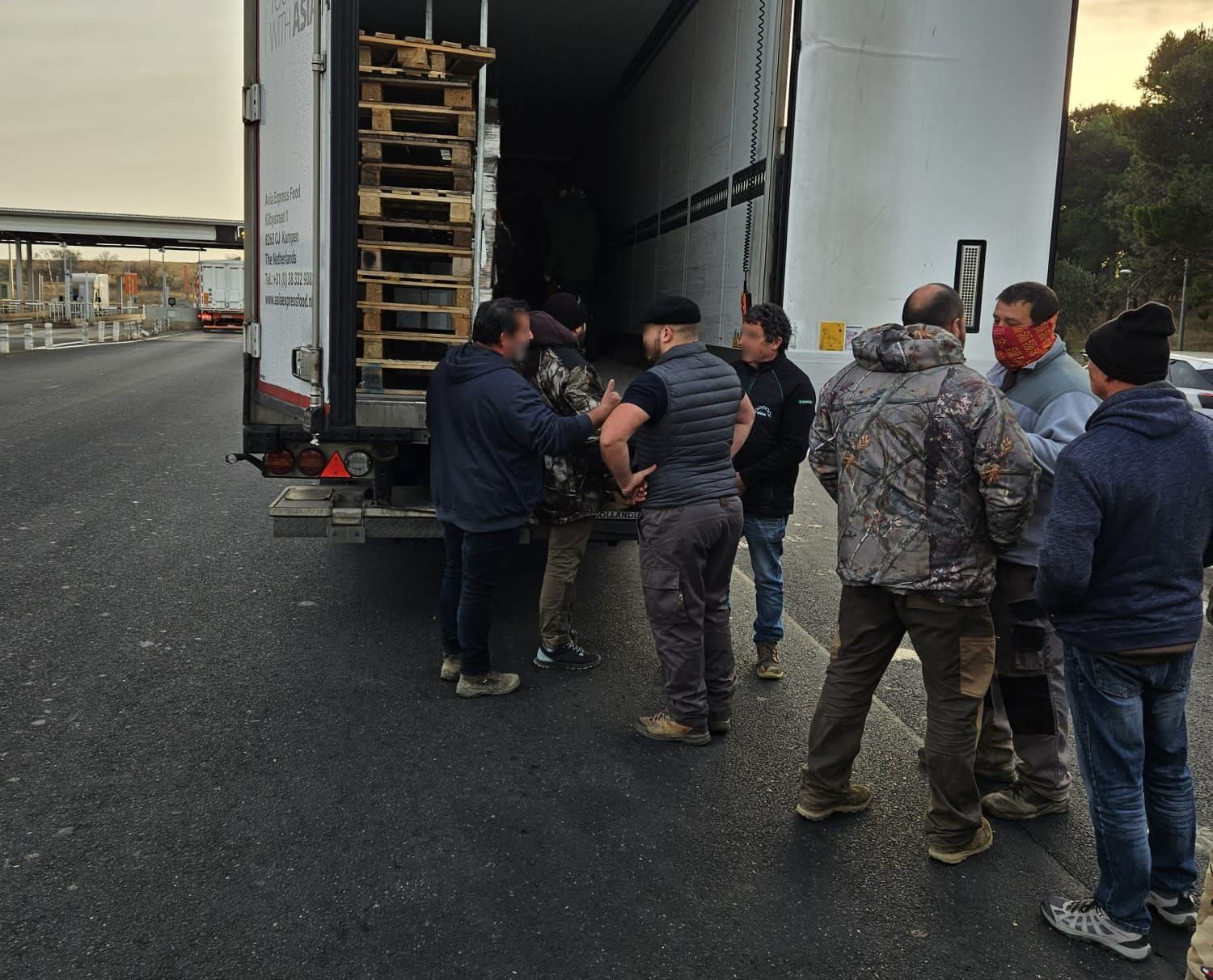 Vrachtwagen van Peter leeggeroofd door boze Franse boeren: 'Verdrietig'