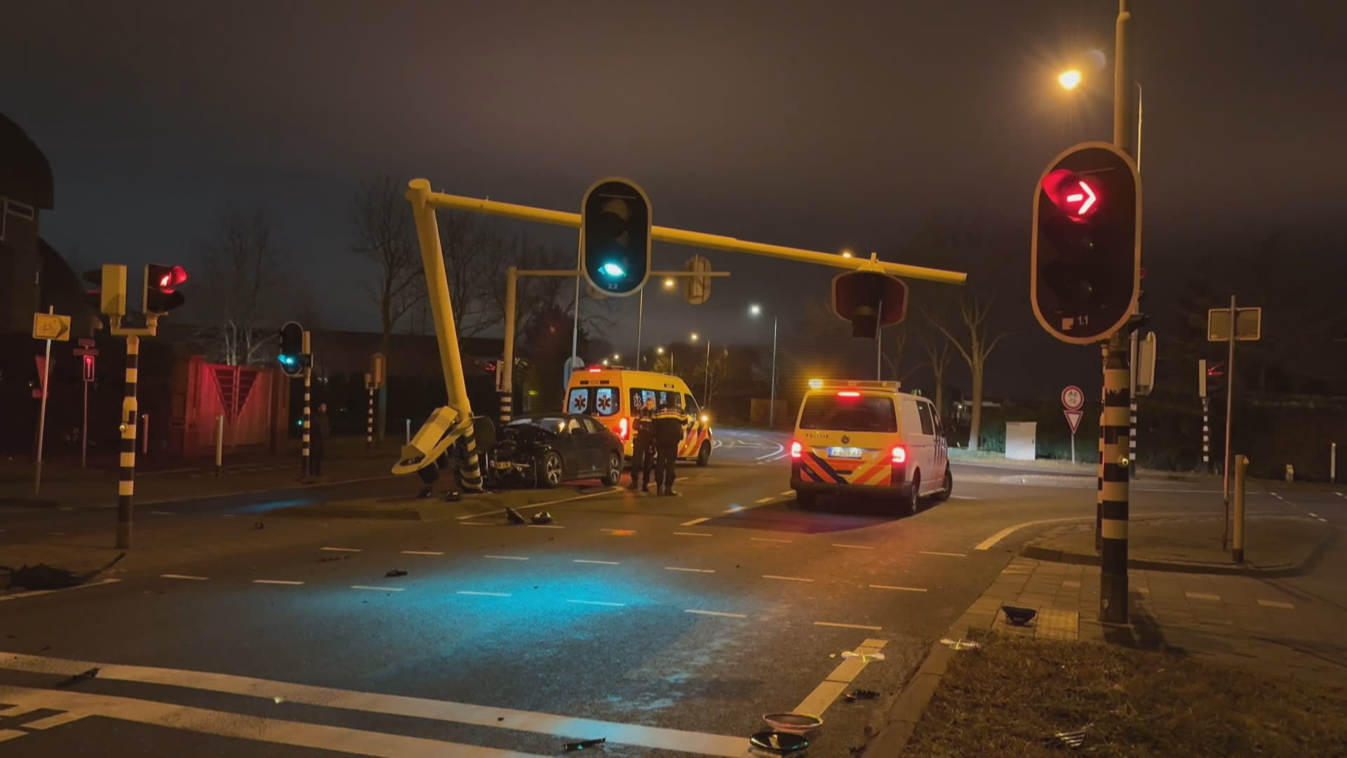 Automobilist knalt met hoge snelheid op verkeerslicht in Naaldwijk