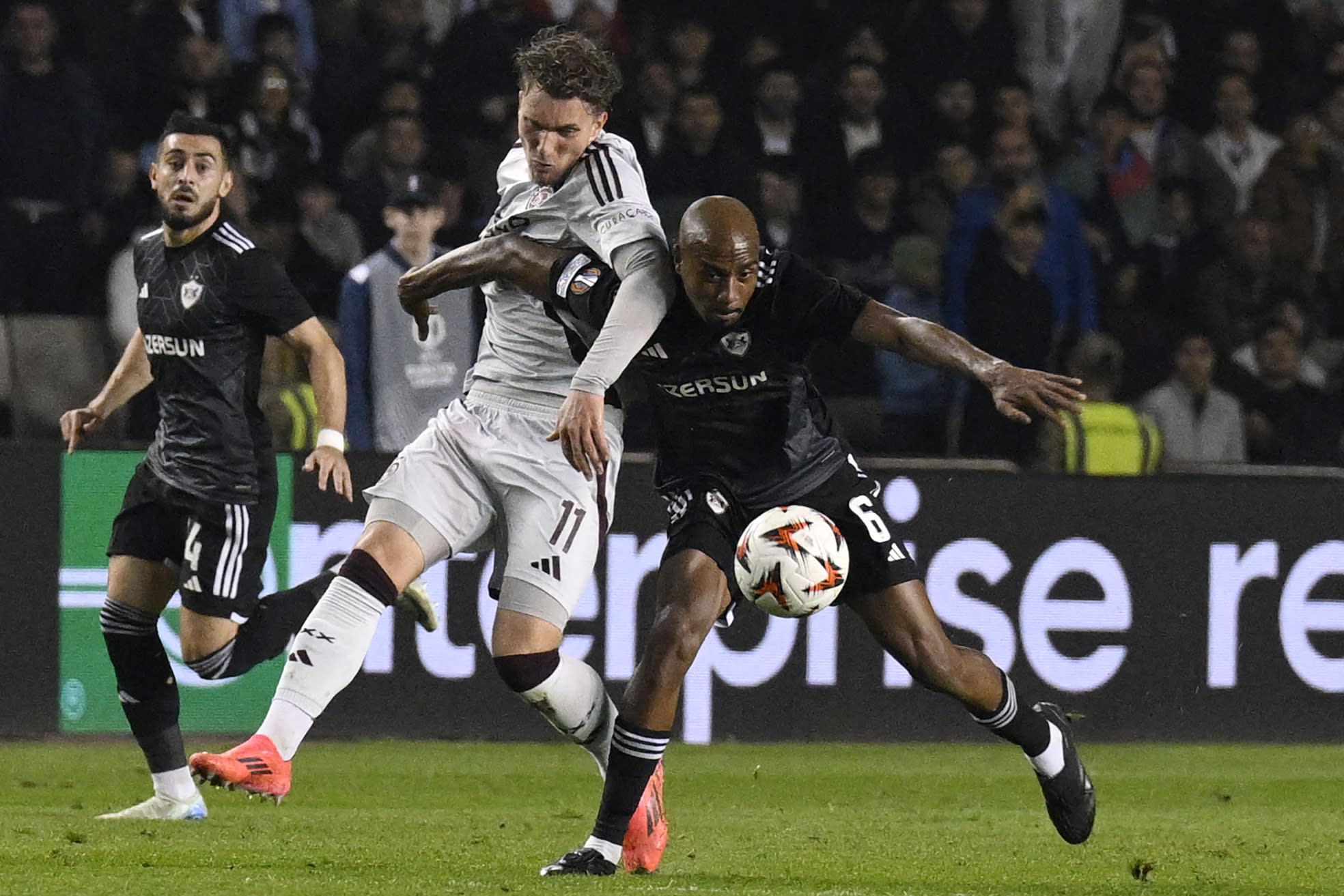 Ajax wint dankzij rode kaarten Qarabag