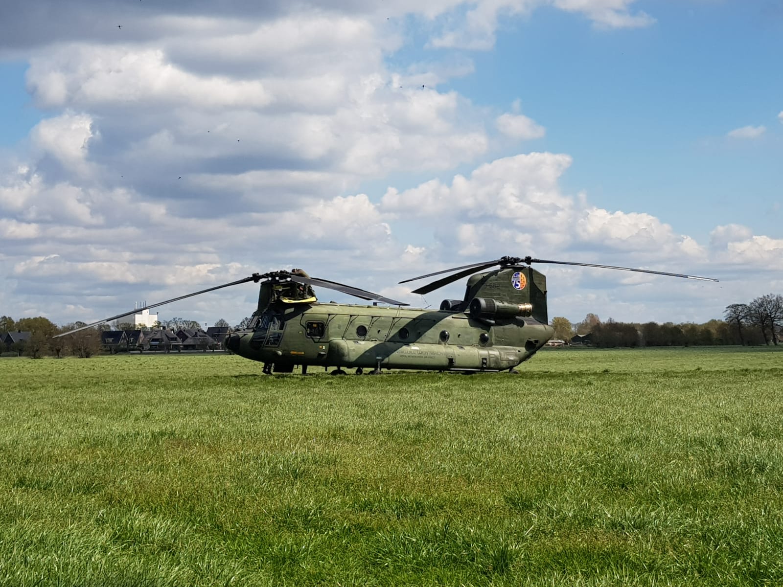 Helikopter verliest deur tijdens vlucht boven Ossendrecht, deur belandt in weiland