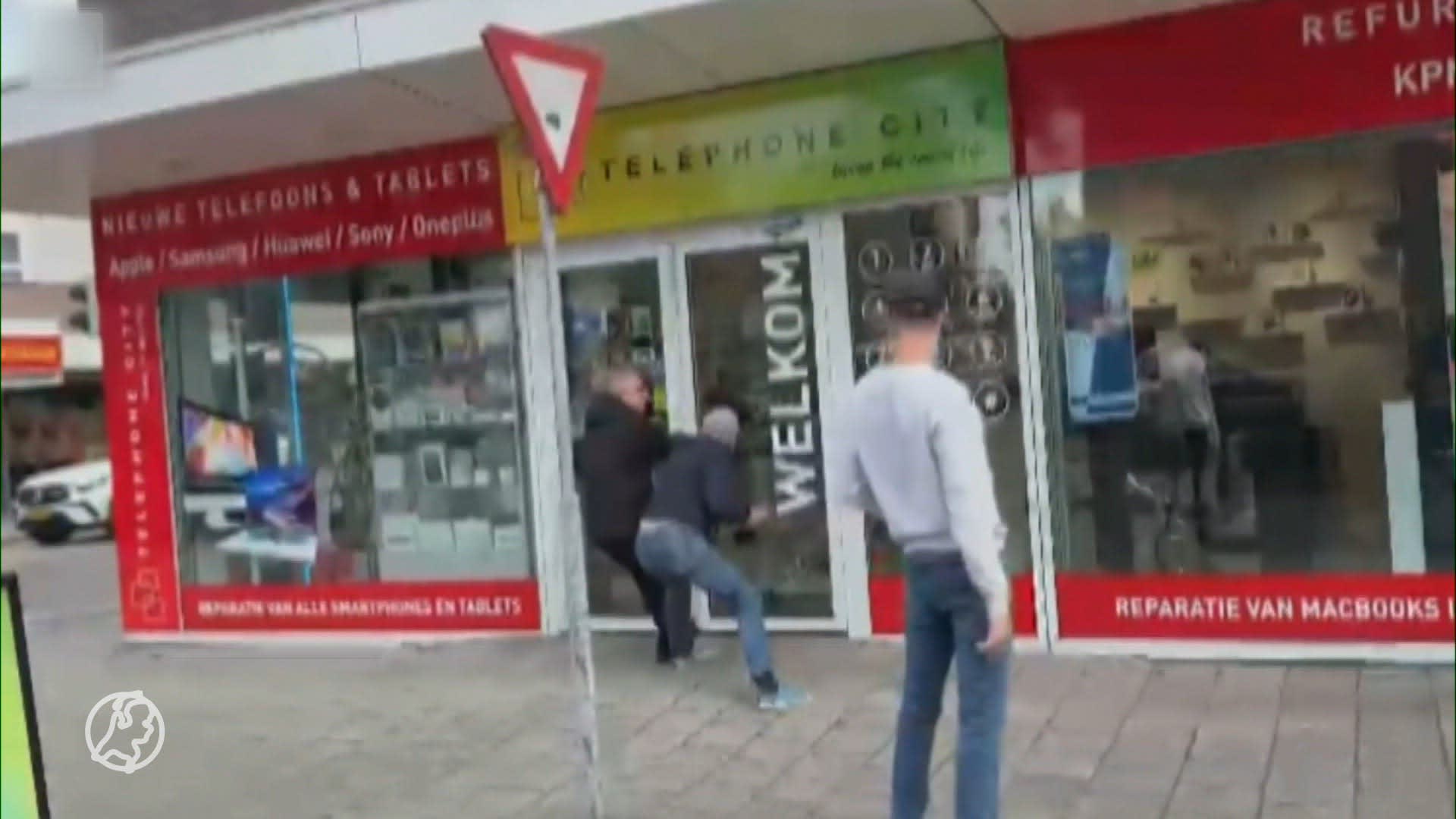 Overvallers opgesloten in winkel door omstanders, slaan glas in om te ontsnappen