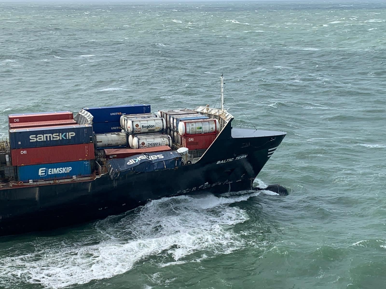 Geen dobberende sekspoppen of pallets wijn: dit zit er in de bij Ameland verloren zeecontainers 