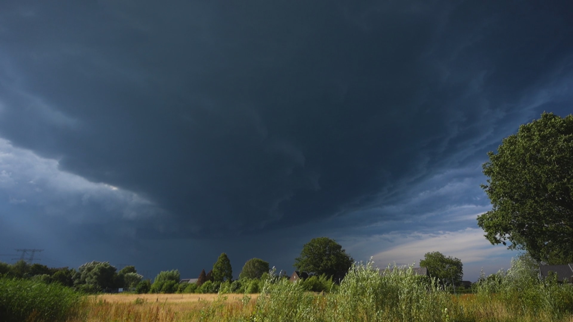 Onweer, windstoten, hagel en regen op komst: KNMI geeft code geel af