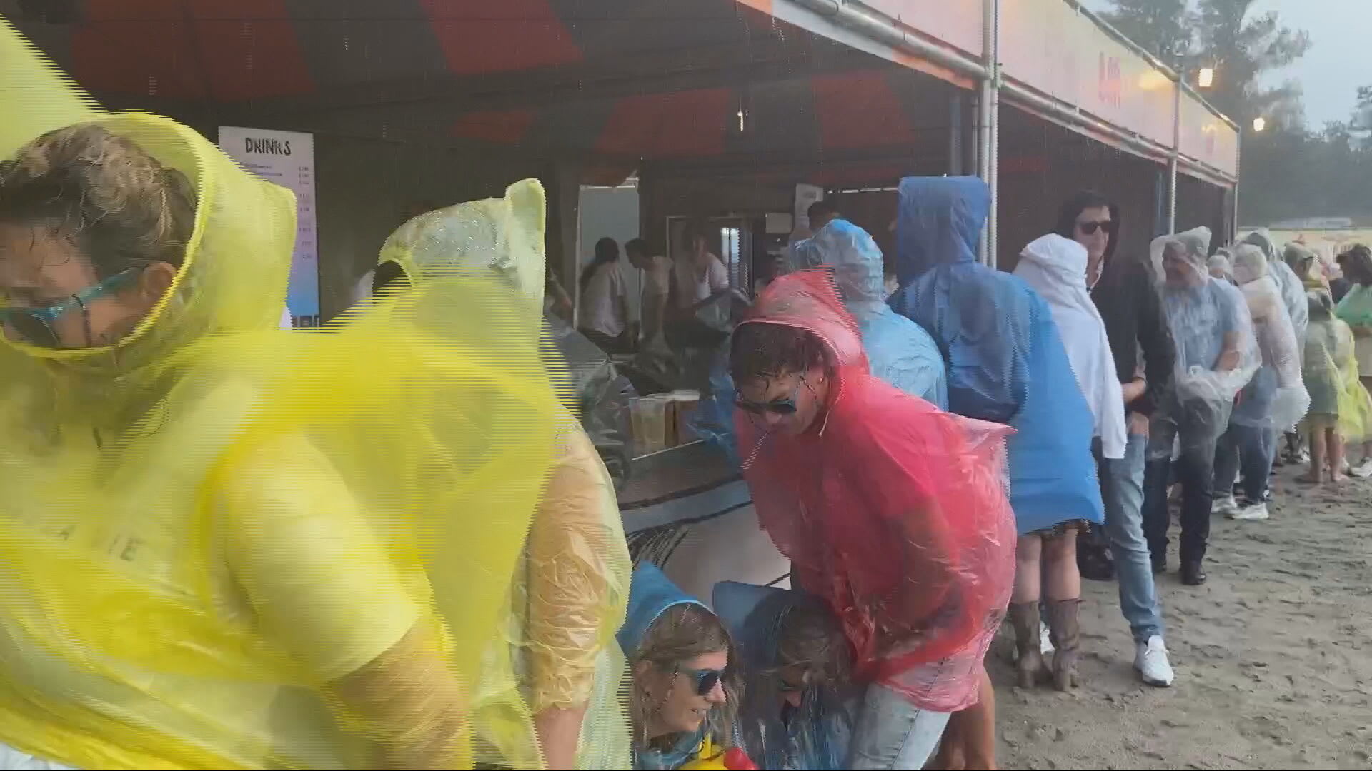 Noodweer raast over festivalterrein, festival tijdelijk stilgelegd