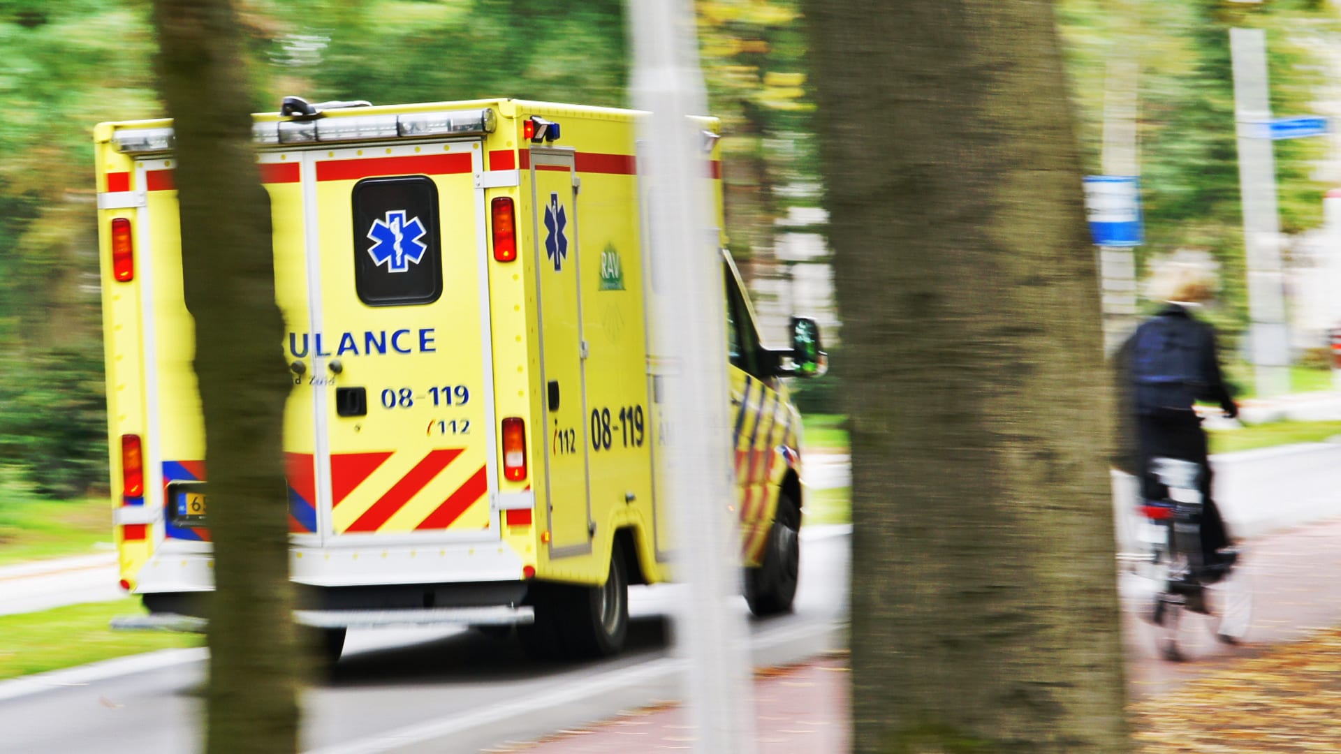 'Gewonde' man vernielt ruit van ambulance met bierflesje