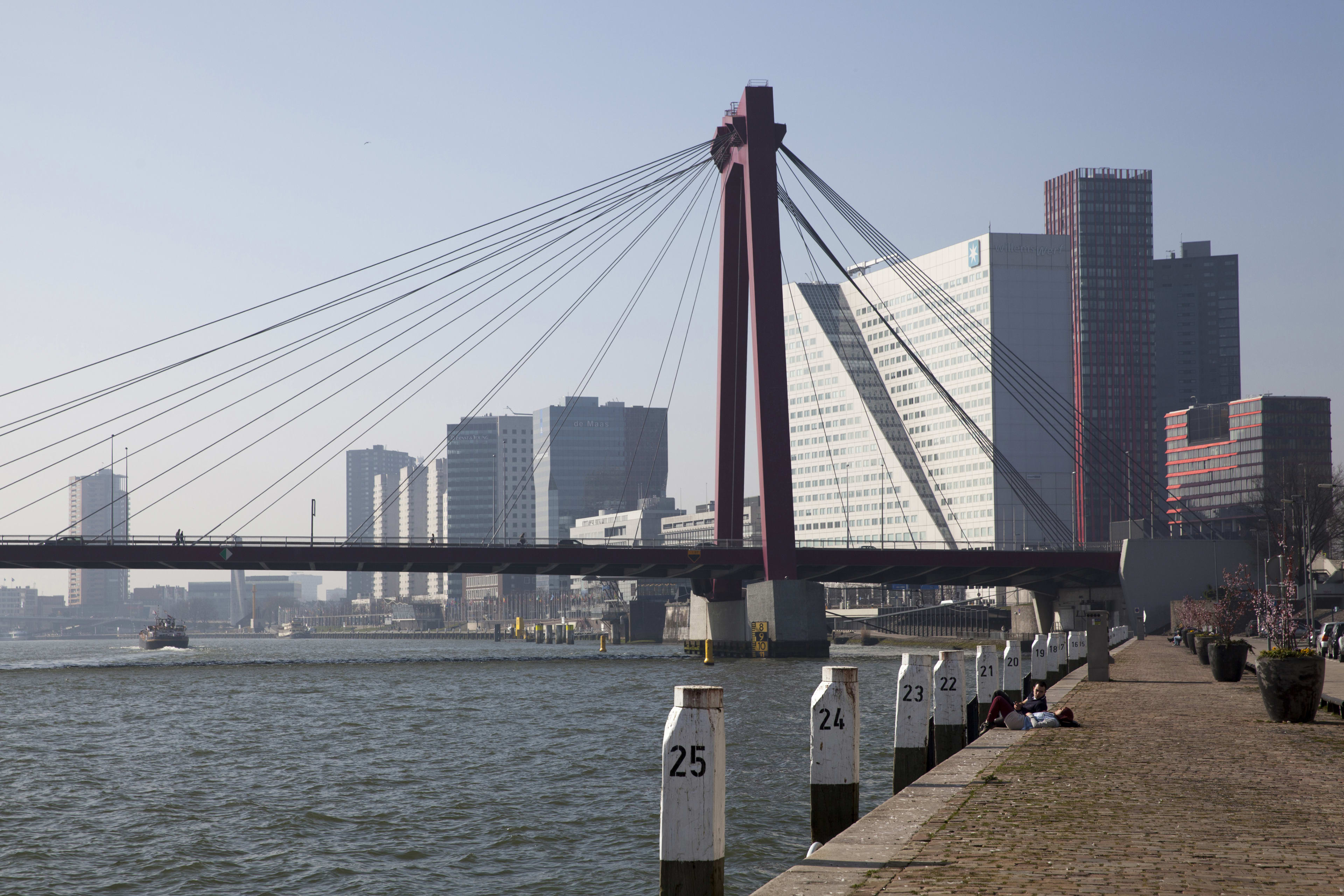 Duits binnenvaartschip botst tegen brug Rotterdam en verliest drie containers