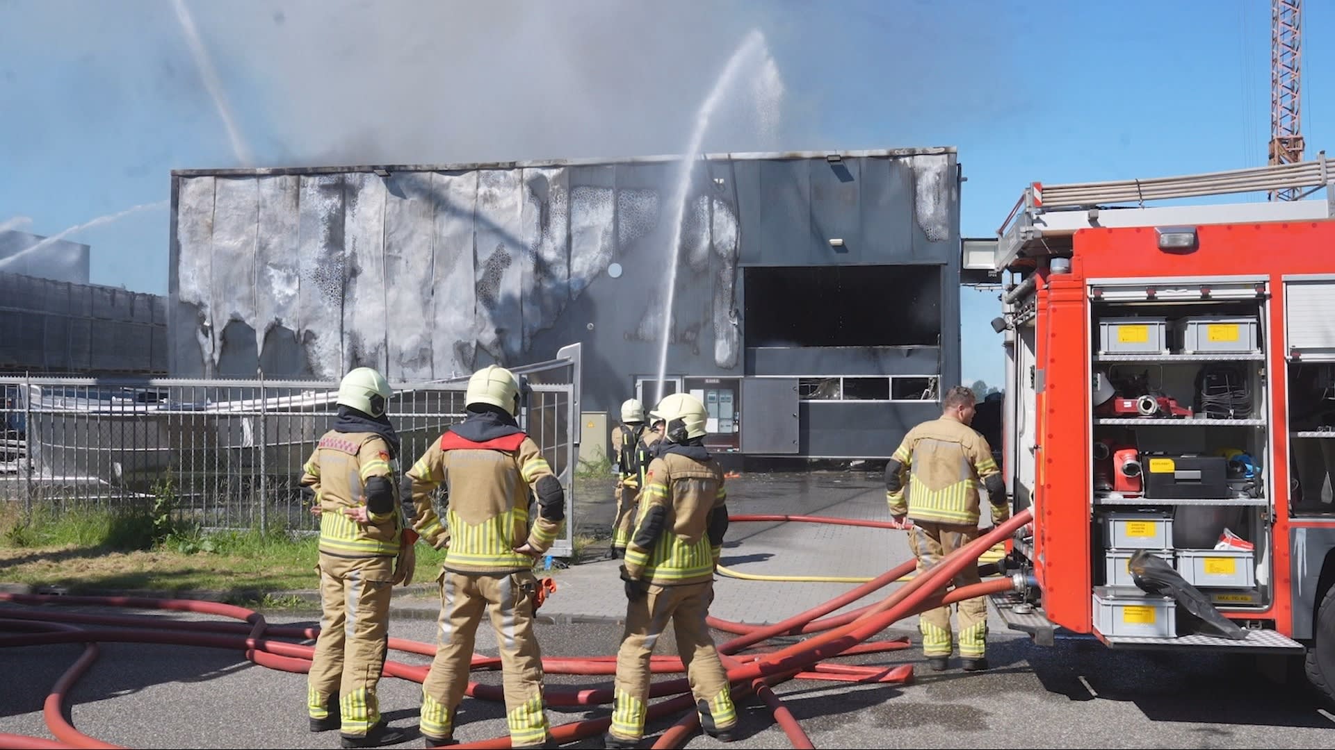 Brandweer nog uren bezig met blussen van grote brand in Steenwijk