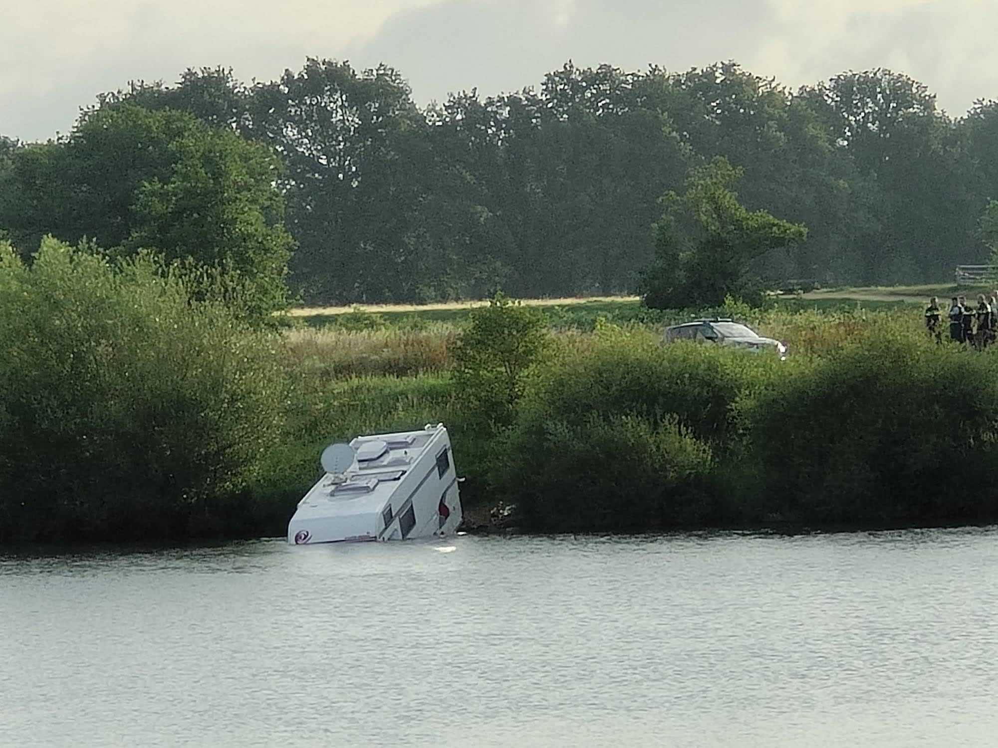 Man steelt camper, maakt ruzie met eigenaar en rijdt de Maas in