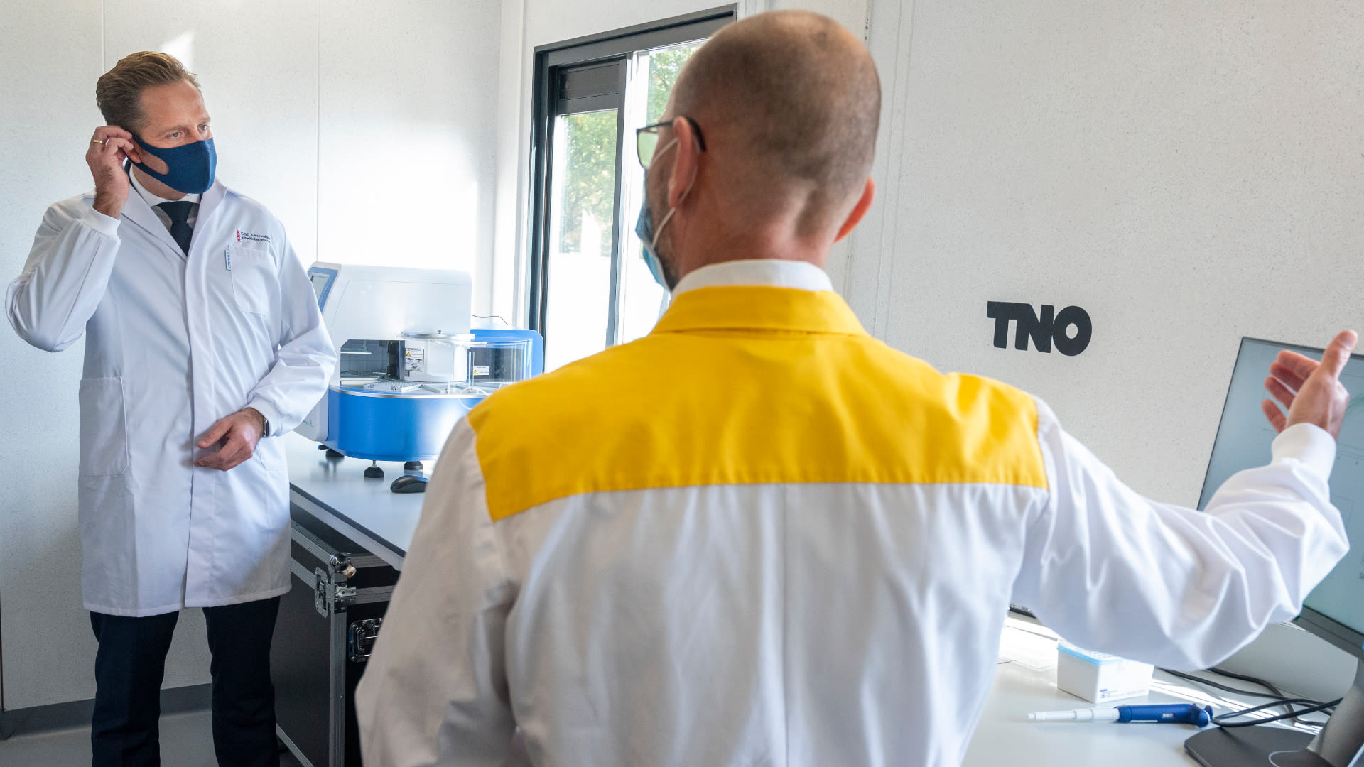 LIVEBLOG | Pfizer vraagt goedkeuring coronavaccin, De Jonge verwacht eerste inentingen begin januari