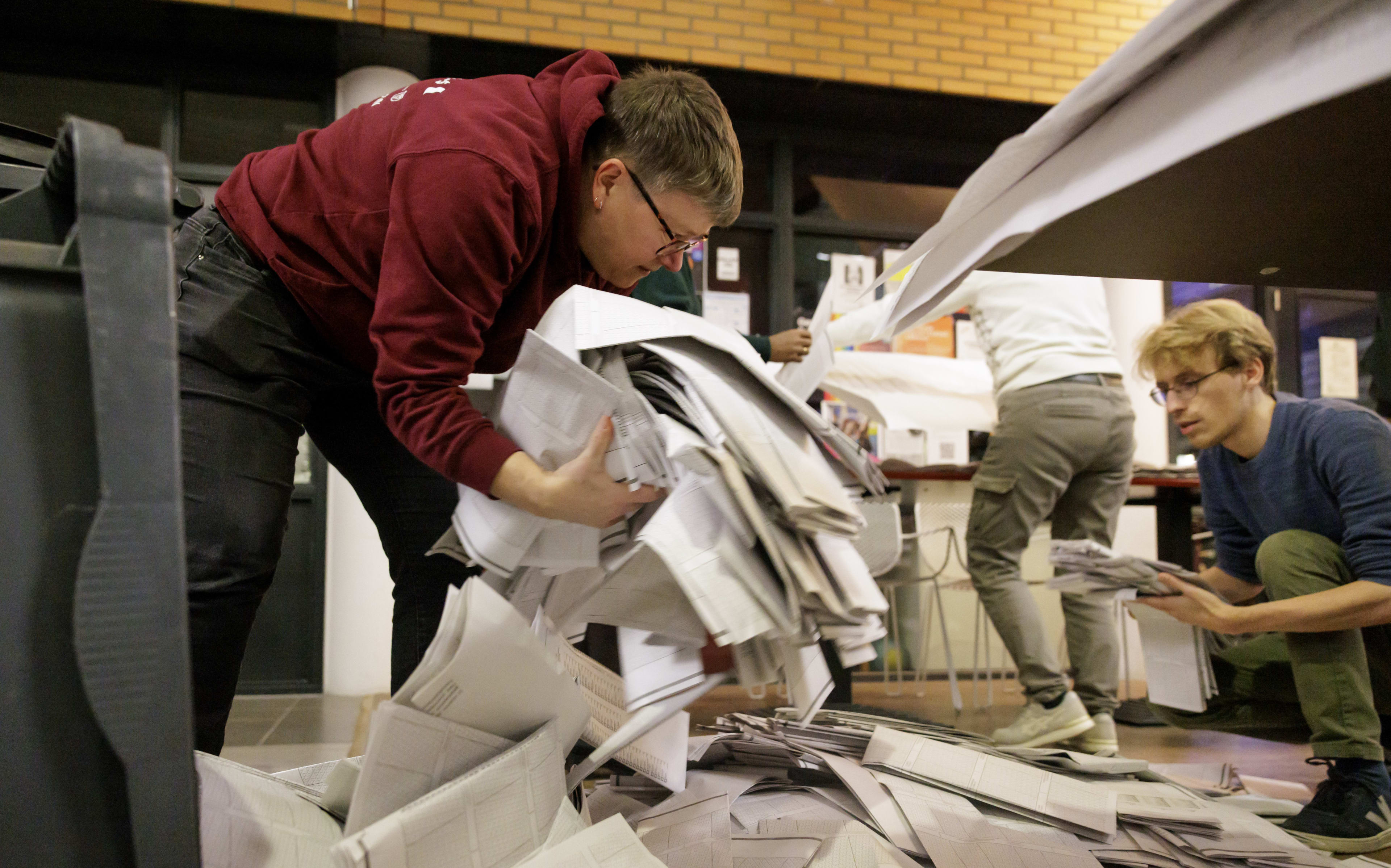 Stemmenteller kotst op stapel VVD-stemmen en wordt naar huis gestuurd