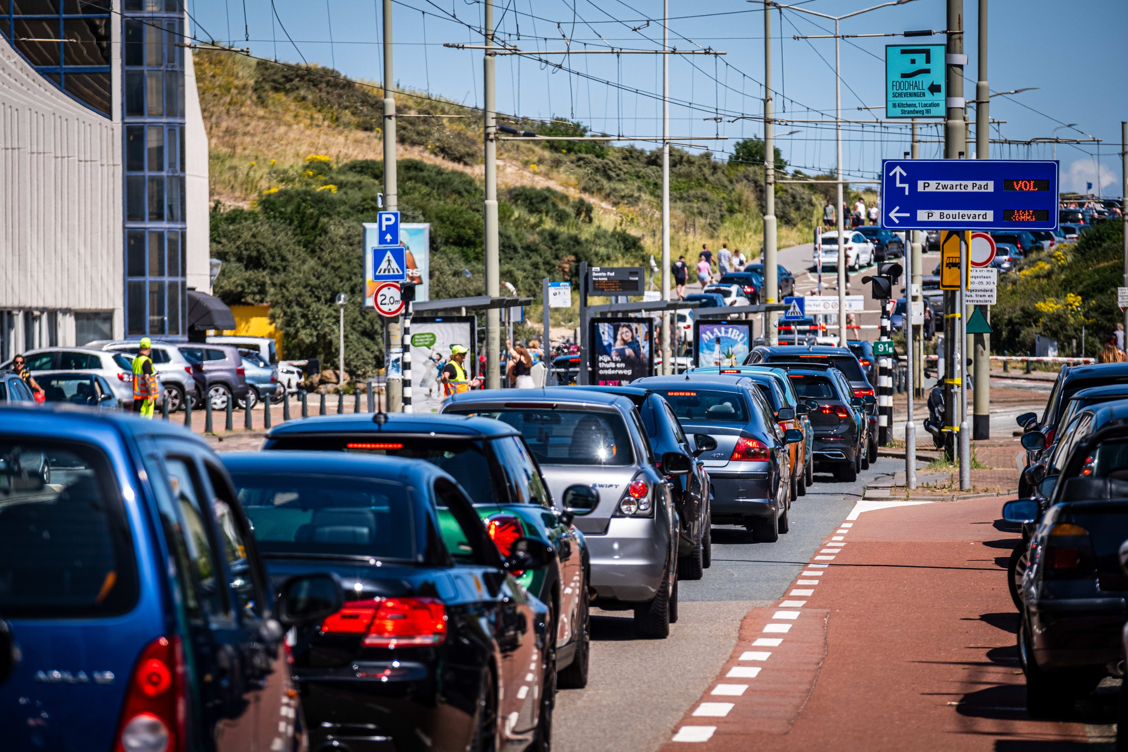 Grote drukte op wegen richting de kust: lange files en flinke vertragingen