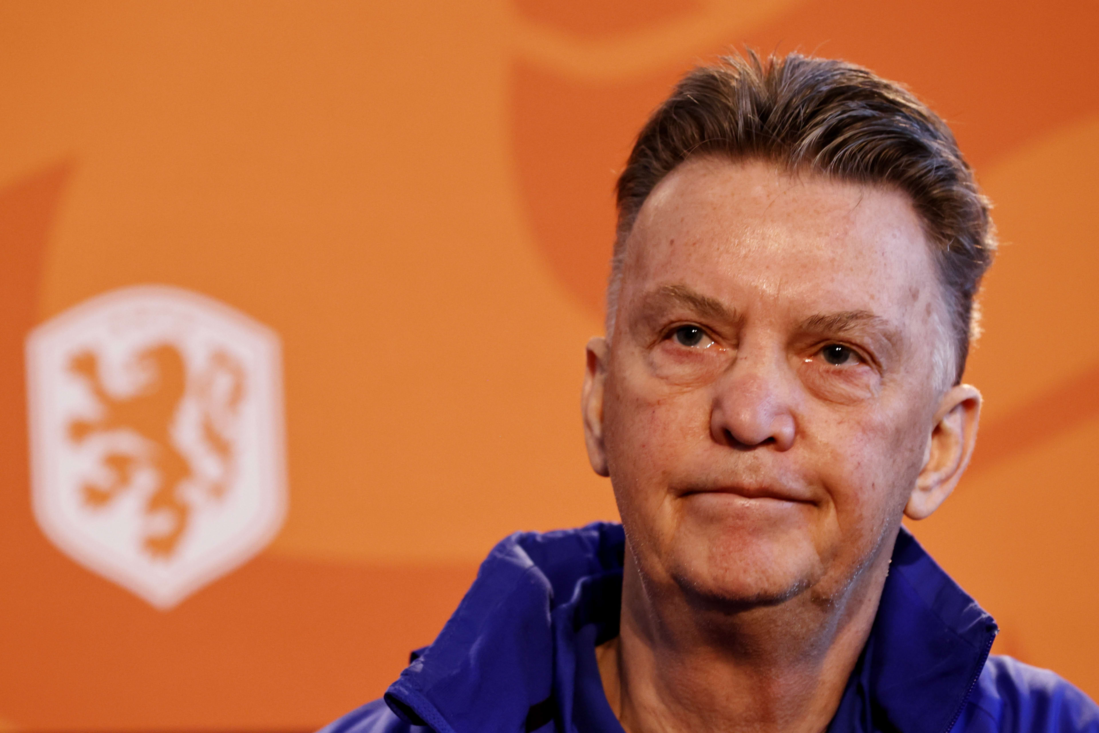 Louis van Gaal heeft prostaatkanker: 'Tijdens trainingskampen 's avonds behandeld in het ziekenhuis'