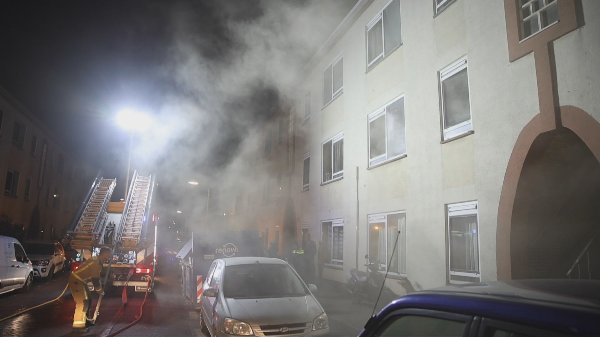 Negen woningen ontruimd door brand in Den Haag
