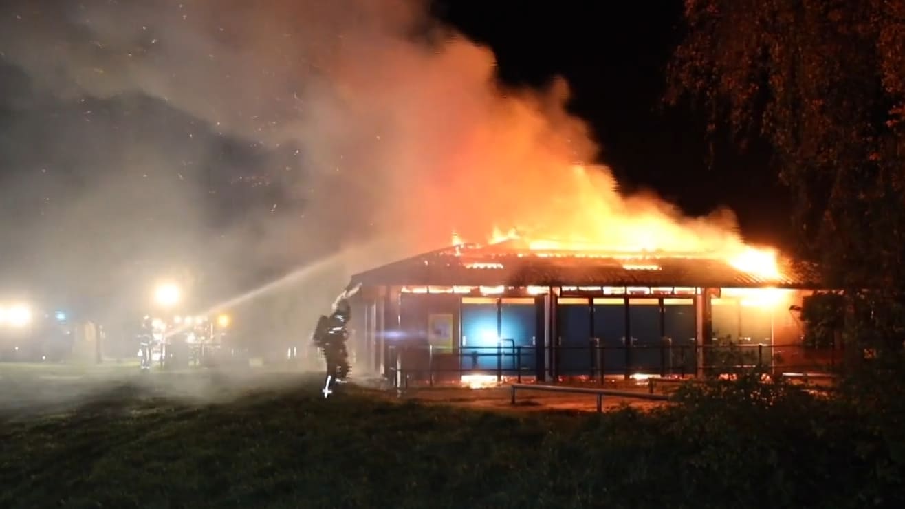 Brandweer machteloos tegen verwoestende brand in strandpaviljoen Bussloo