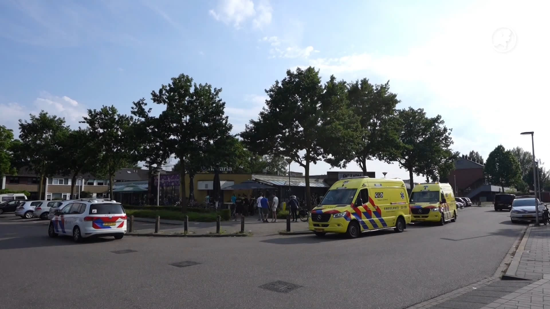 Man steekt met kapmes in op vol terras in Helmond: twee gewonden