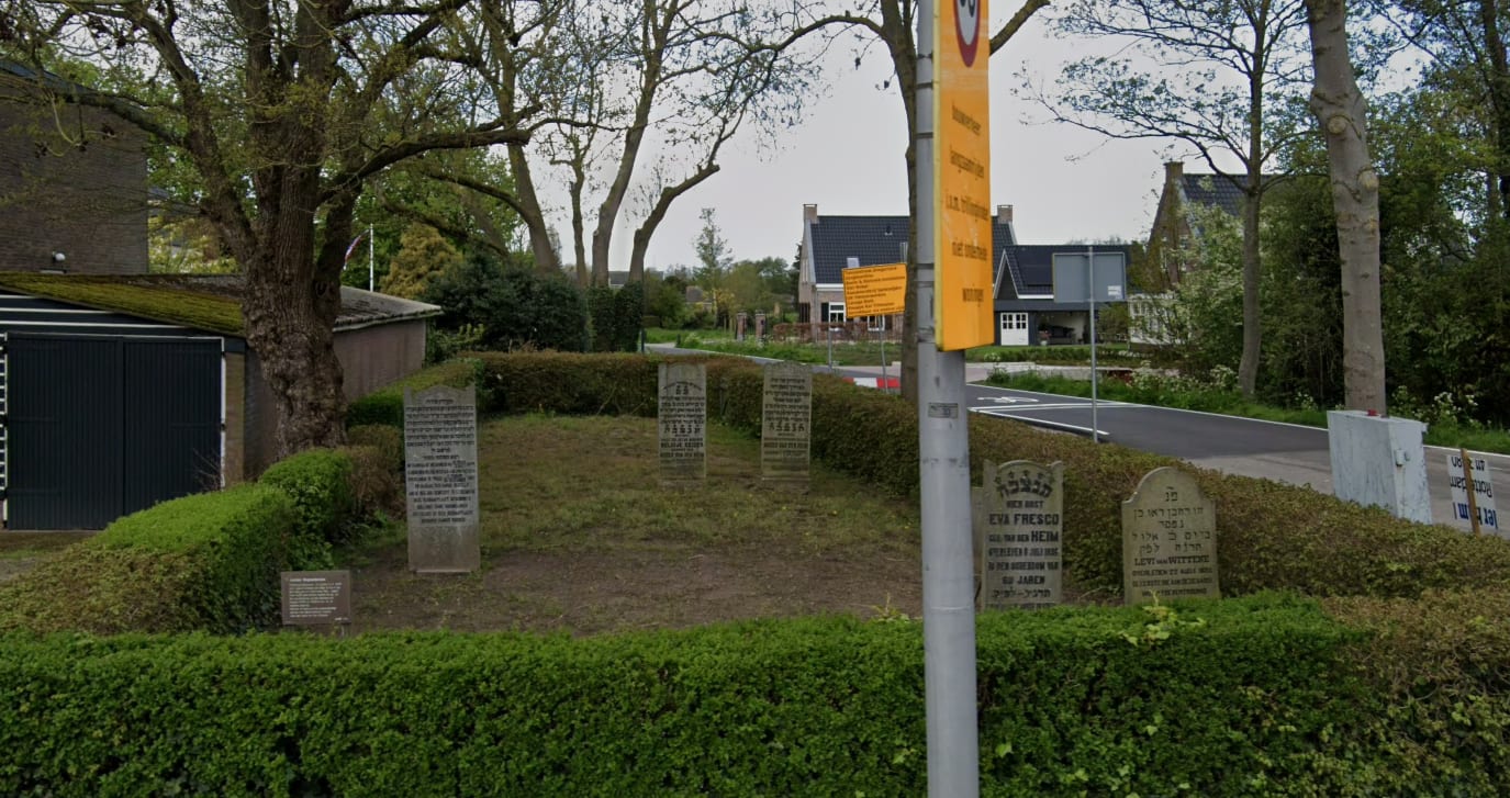 Grafstenen omgegooid op Joodse begraafplaats in Lekkerkerk