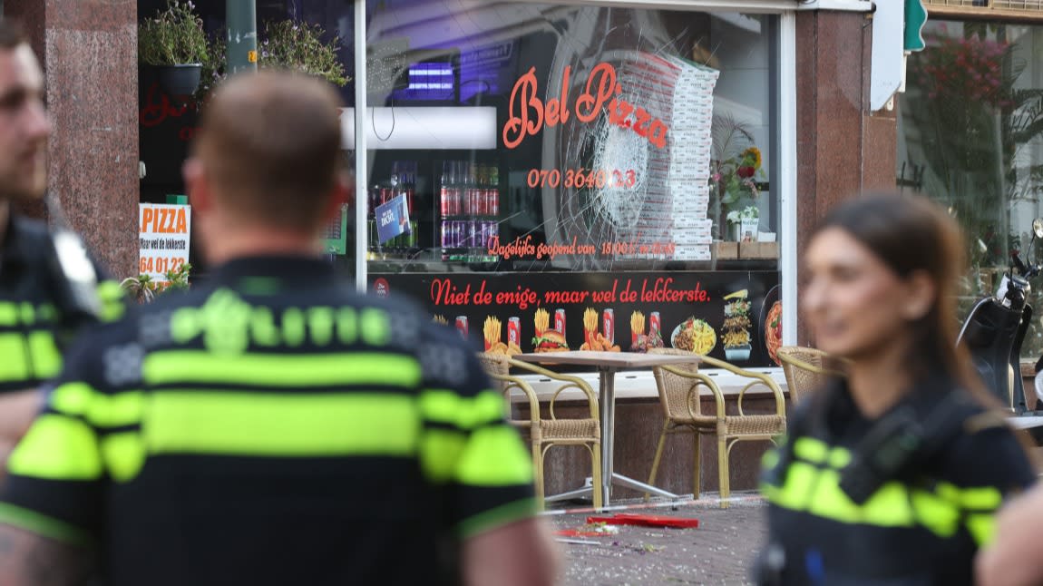 Bewoners schrikken op van explosie: flinke schade aan Haagse pizzeria