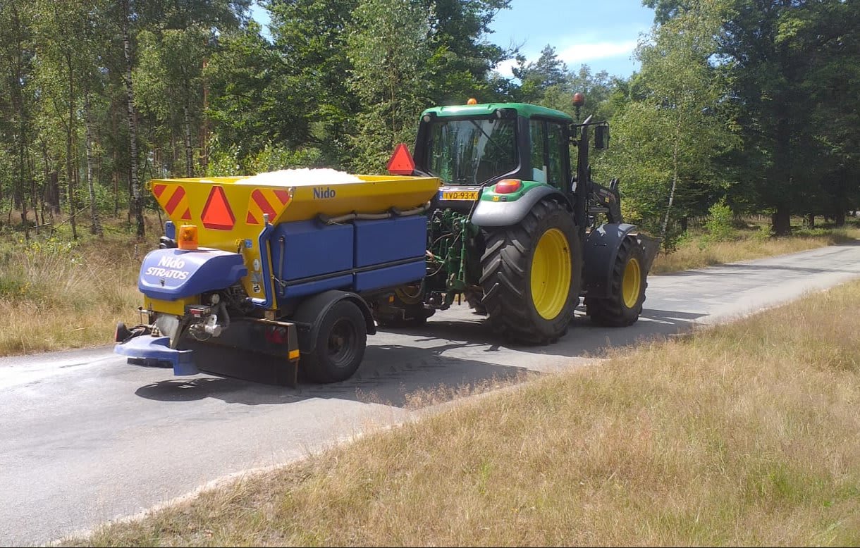 Winterse taferelen in bloedheet Nederland: gemeentes strooien zout om asfalt te koelen